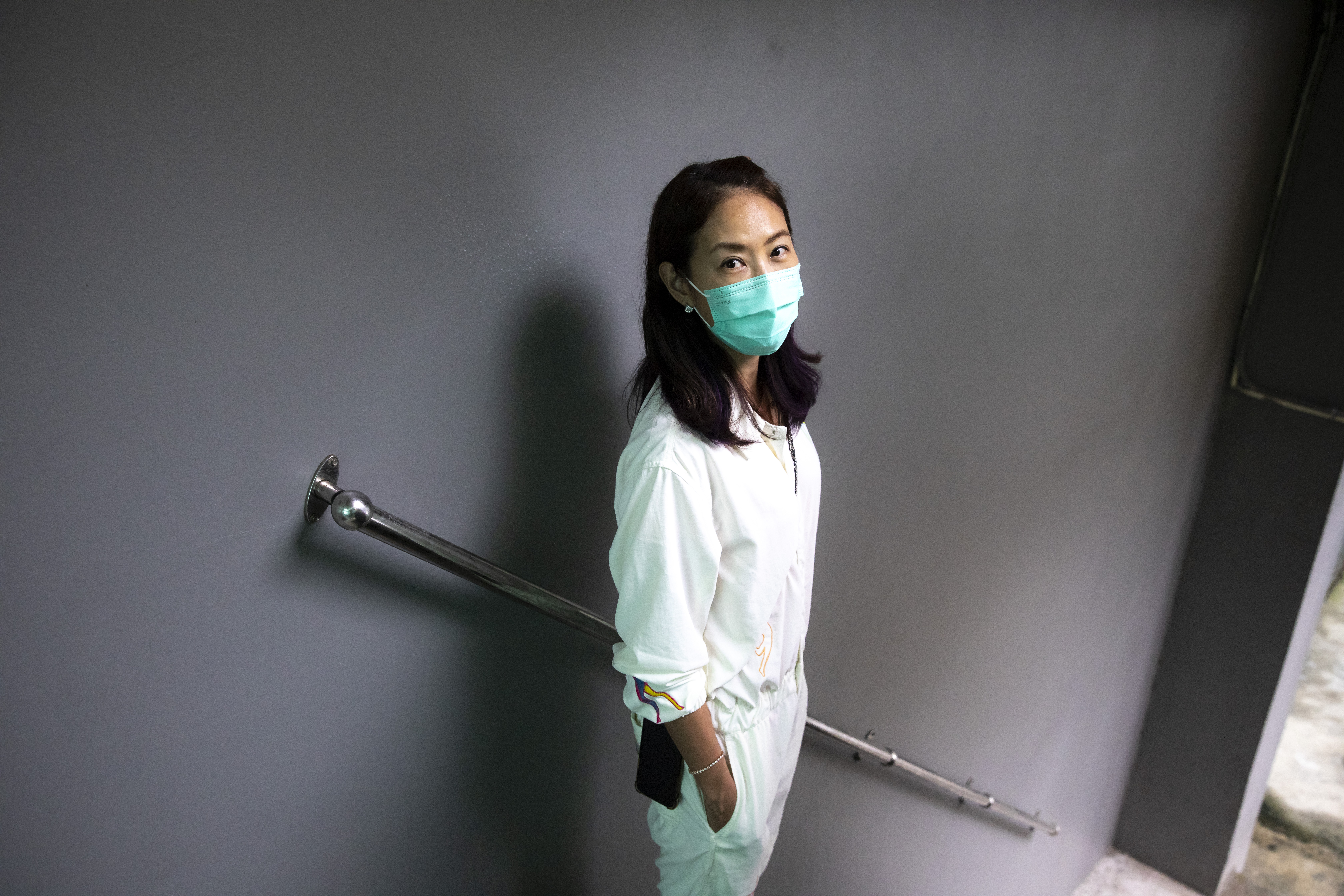 為醫護送暖一個多月來，賈永婕幾乎每天都穿同一雙白色愛迪達球鞋。比起物欲，她更重視生活體驗。