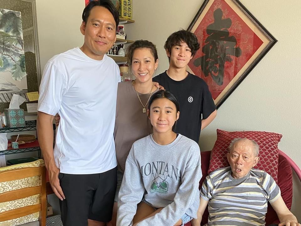 艾力克斯（左1）一家4口日前赴美探親，後平安返台接受隔離。（翻攝自艾力克斯臉書）