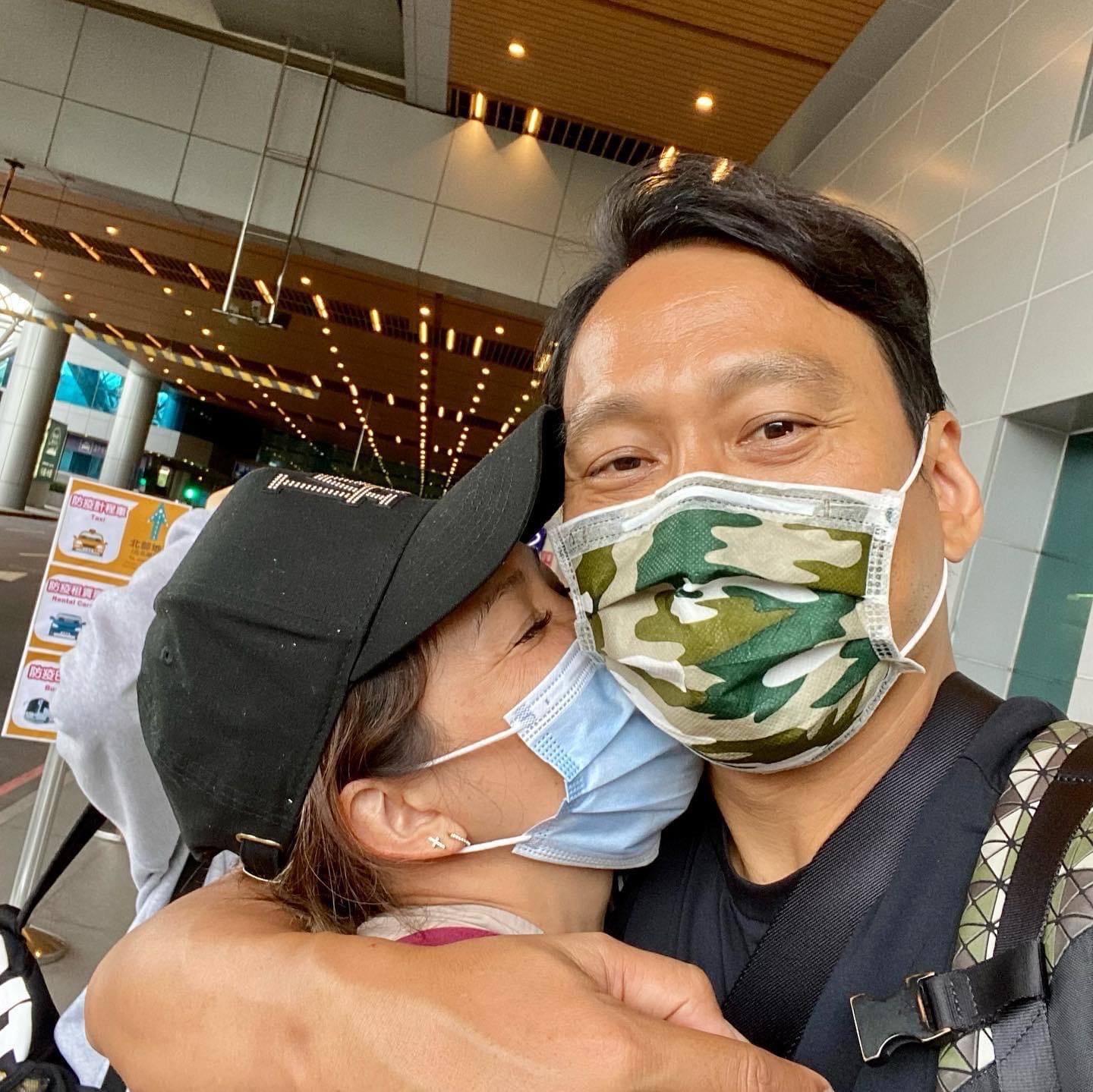 艾力克斯(右)7月初赴美探親,回台後和老婆李詠嫻(左)必須在不同房間隔離。(翻攝自艾力克斯臉書)