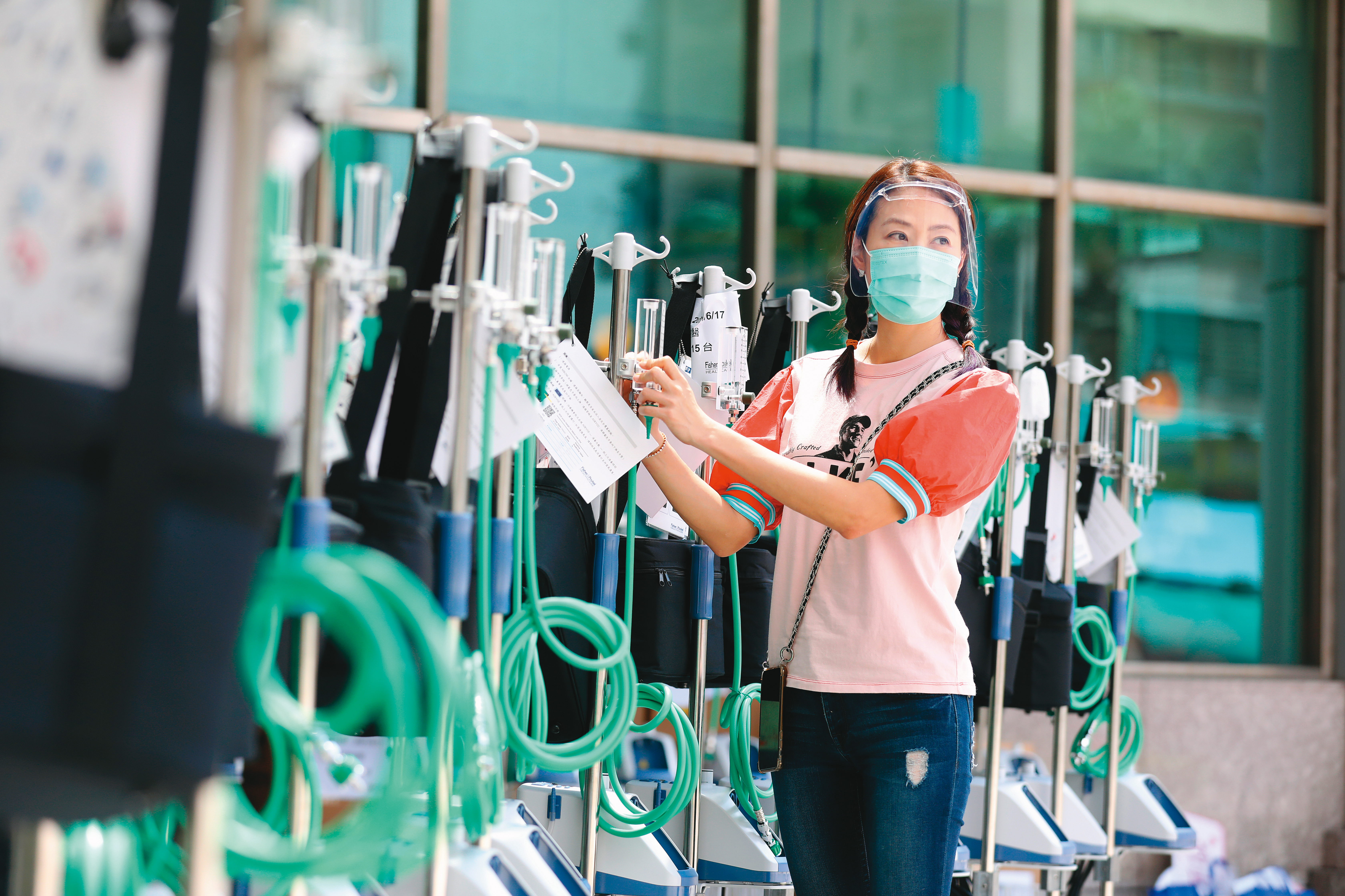疫情最灰暗的時刻，賈永婕推著救命神器HFNC出現。1個月內，她跟企業、演藝圈好友共捐377台（專案價8,294萬元）。