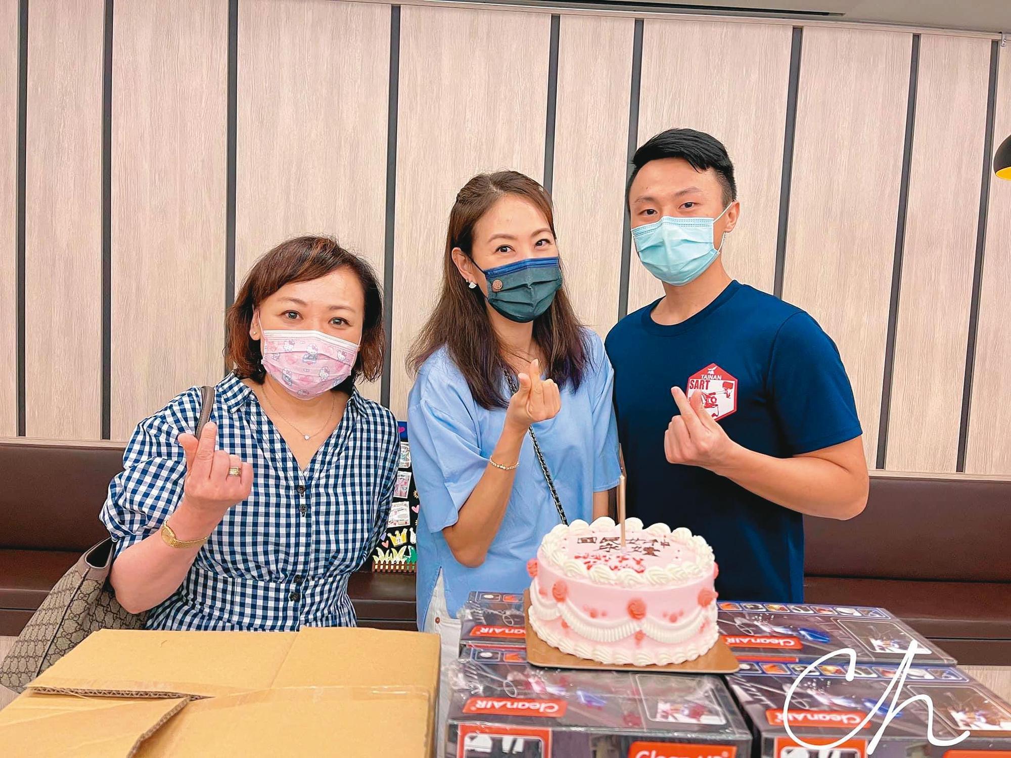 疫情趨緩,賈永婕(中)到台南跟最早私訊她HFNC很重要的吹哨人謝立韋(左)見面。(翻攝自賈永婕臉書)