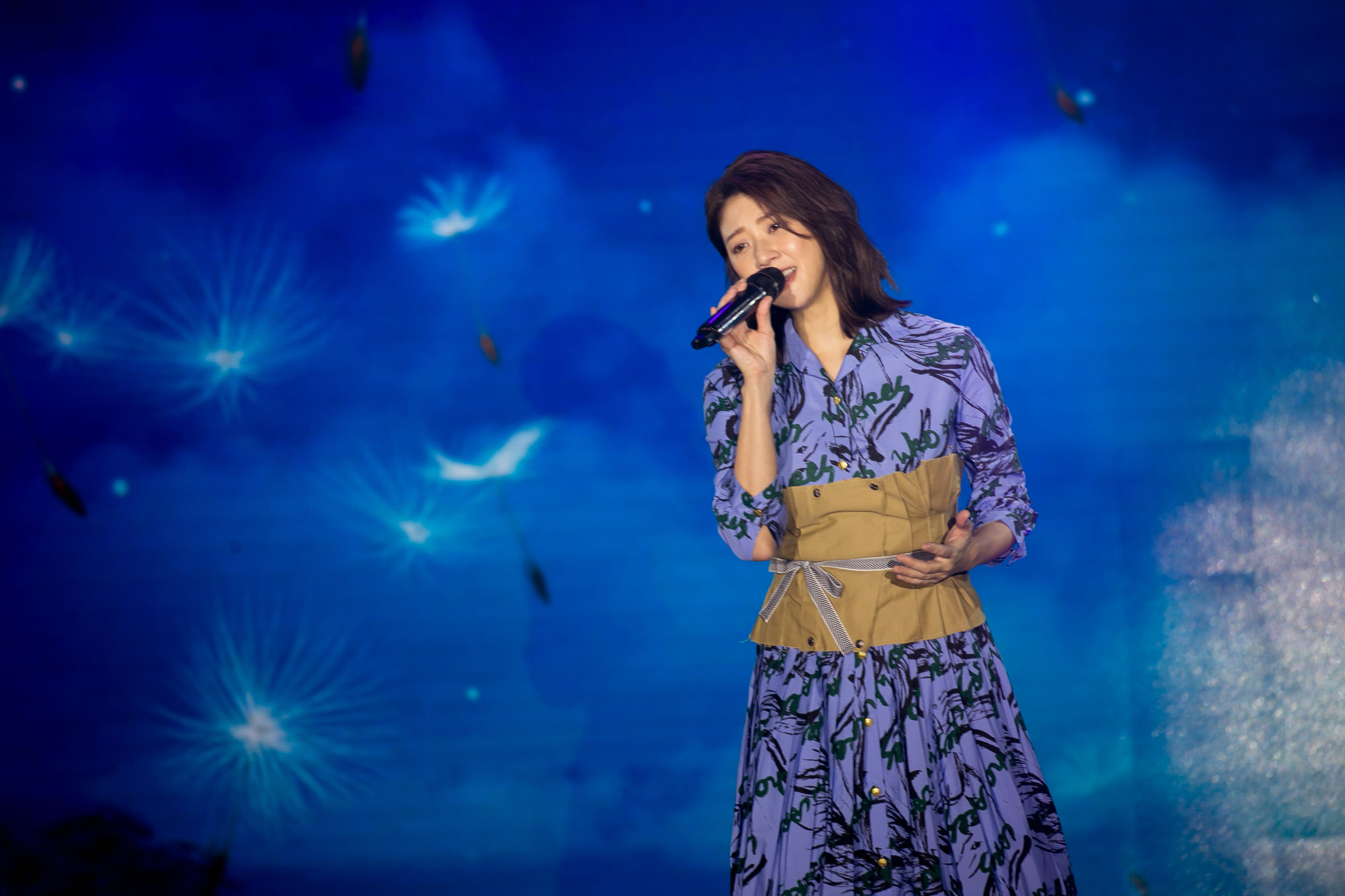 林逸欣在「家扶七十心無限音樂會」中，演唱自己第一首創作歌曲《蒲公英》，希望帶給大家溫暖。（家扶基金會提供）