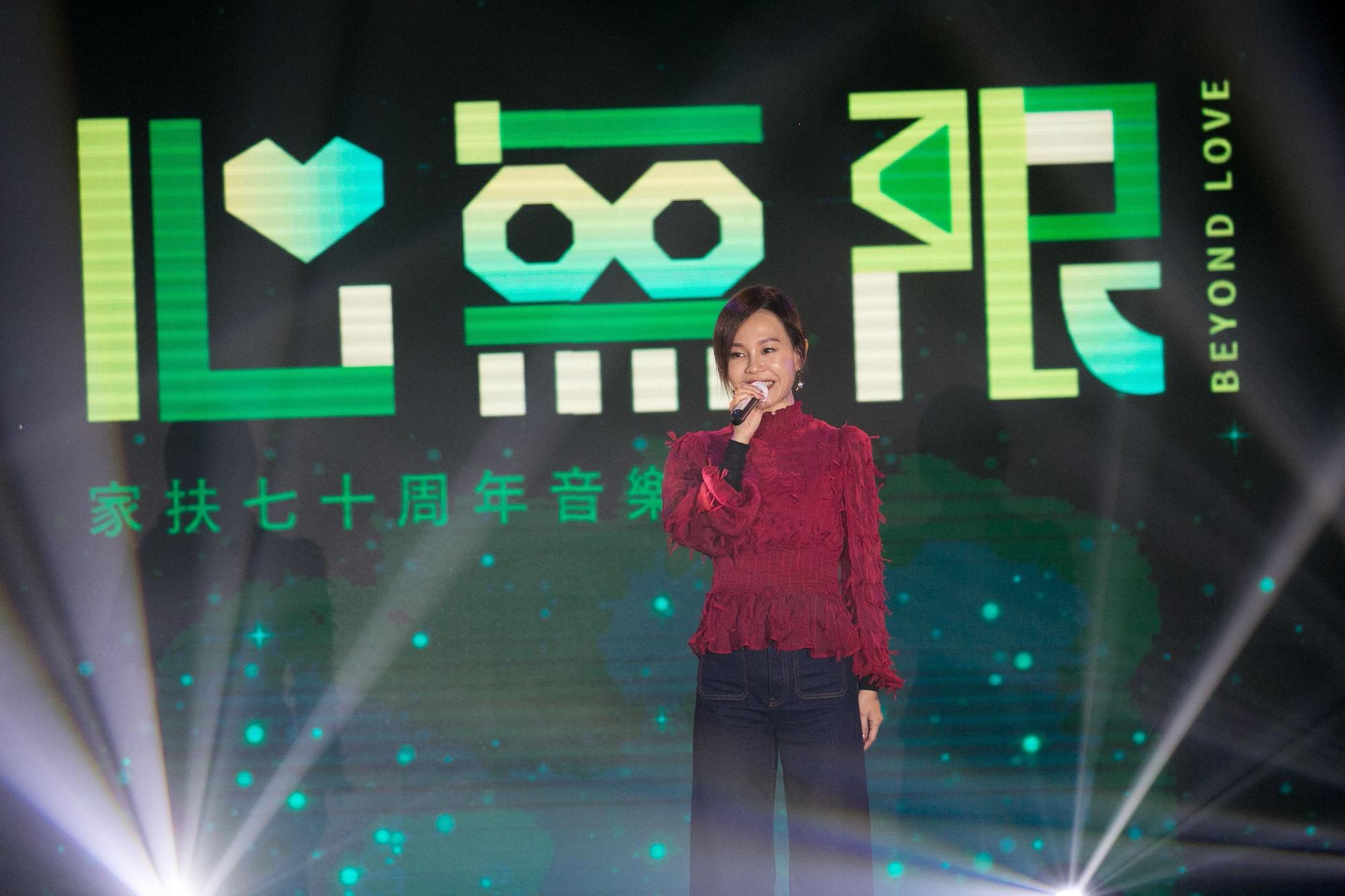 彭佳慧現場演唱因疫情創作的歌曲〈總是會好的〉,希望以正面能量,帶領孩子們從黑暗中看見未來的光。(家扶基金會提供)