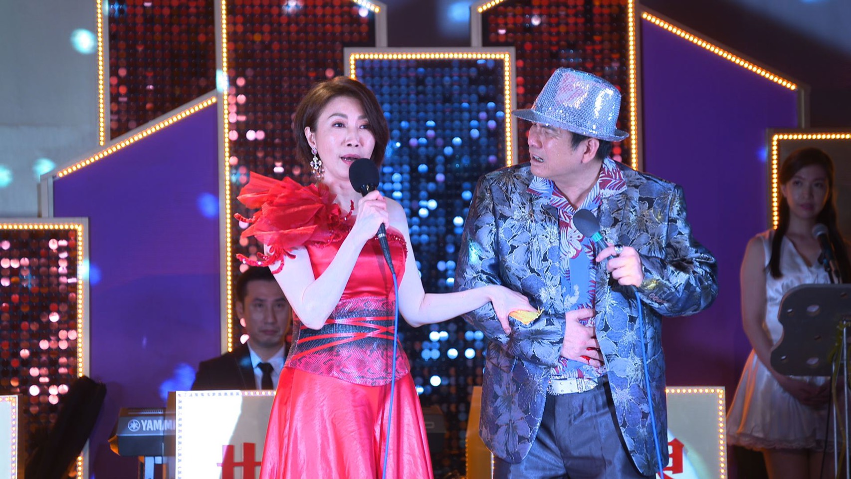 《黃金歲月》中洪都拉斯（右）帶傷訪問李翊君（左），今晚重磅登場。（民視提供）