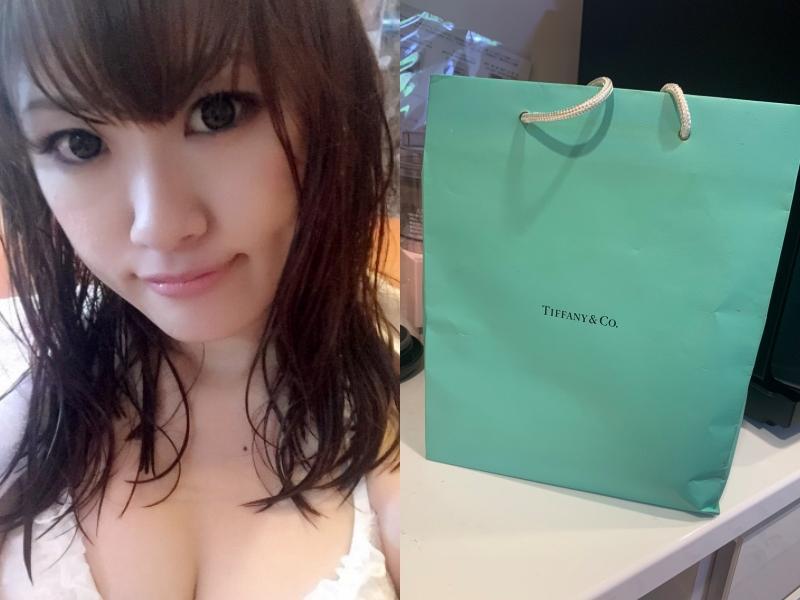 一位日本正妹麻將選手收到先生用Tiffany&Co.紙袋裝的「伴手禮」(翻攝自ameblo、hinaai0924推特)