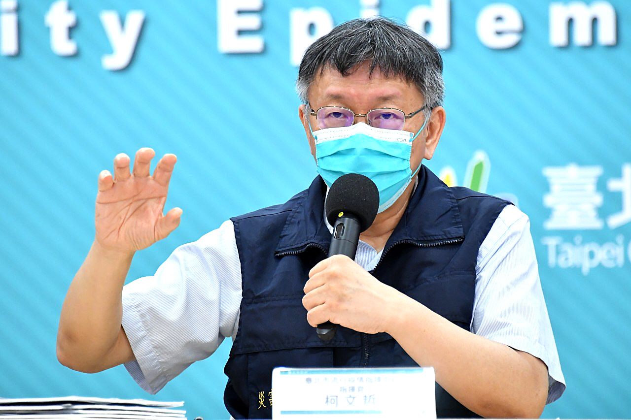 柯文哲表示，雖然大家都期待解封，但群聚吃飯還是要擺最後。（台北市政府提供）