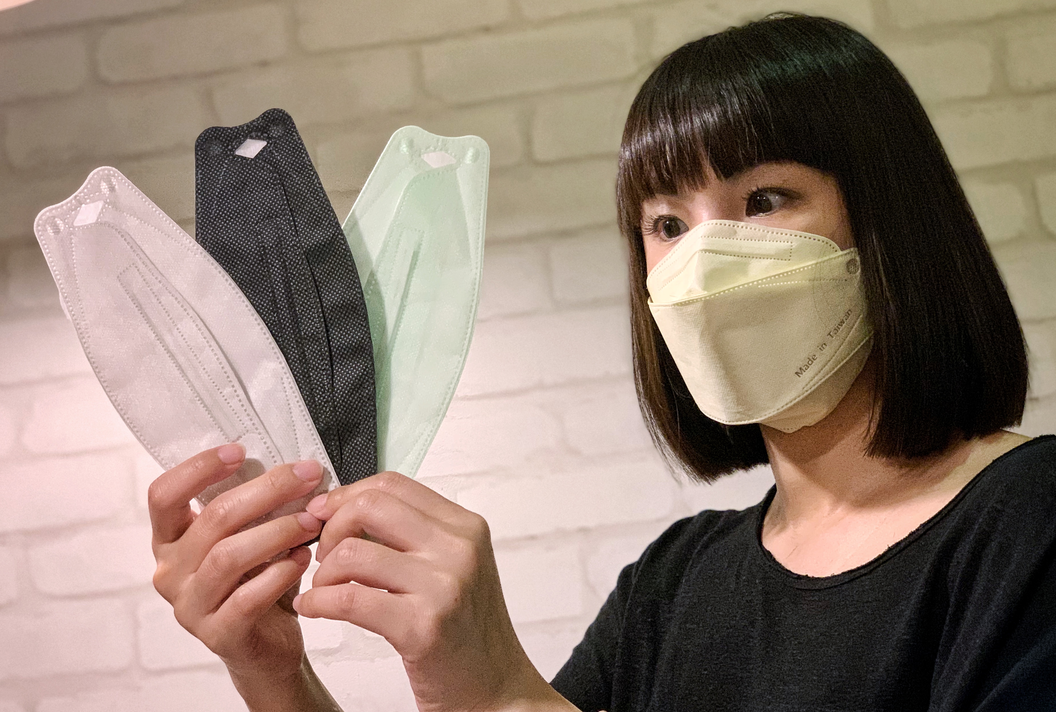 U-Mask韓版3D口罩,採用聚隆子公司聚泰所生產、符合國際標準的熔噴布,外觀時髦,戴起來密合且舒適。