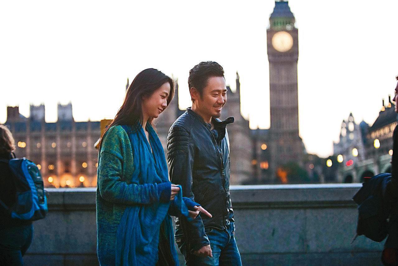 吳秀波(右)和湯唯主演《北京遇上西雅圖》系列迷倒粉絲無數,「國民大叔」養小三真面目被爆出後,黯然退出演藝圈。