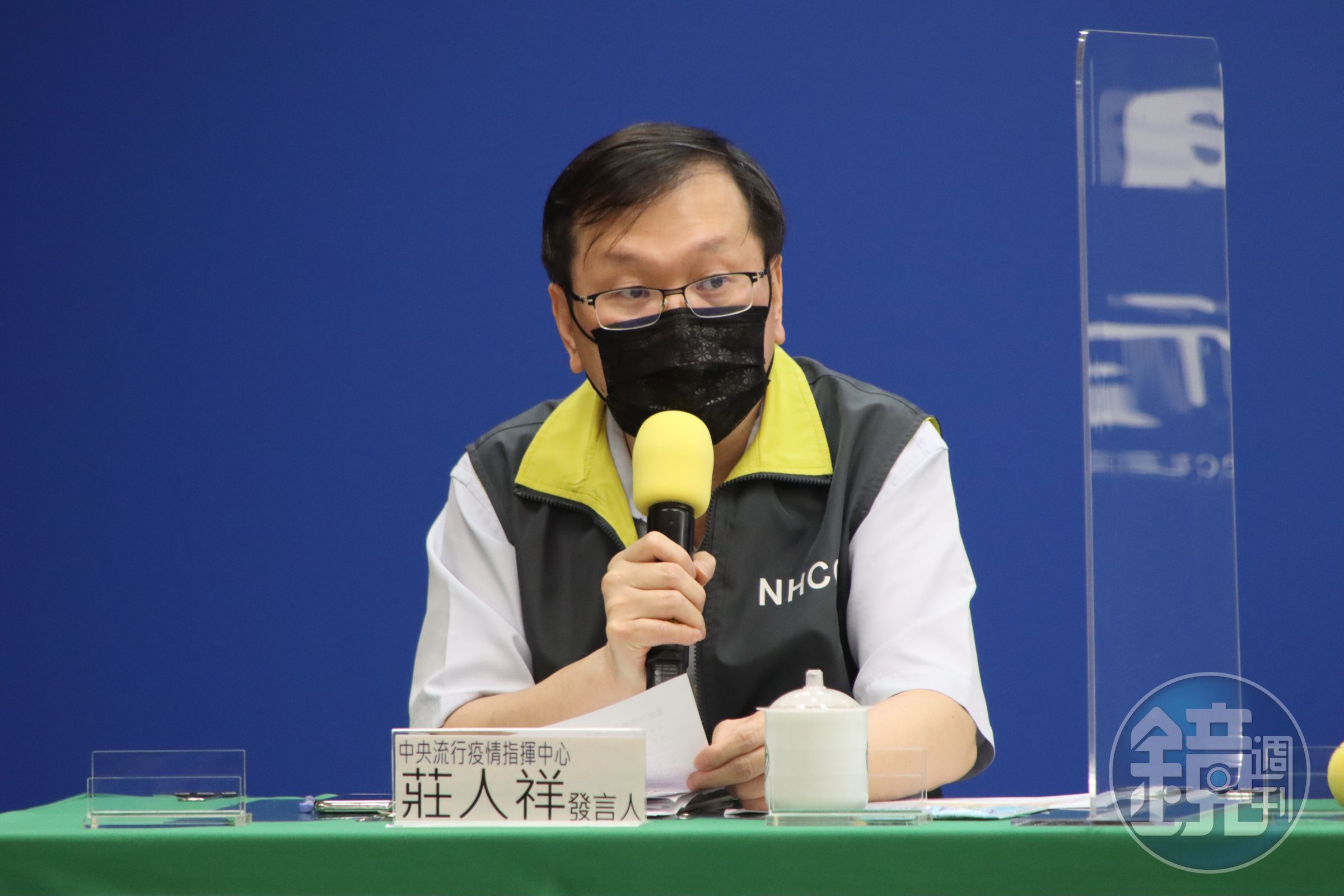 疫情指揮中心發言人莊人祥宣布，符合AZ和莫德納疫苗第二劑接種時程的民眾，可開始預約施打。（指揮中心提供）