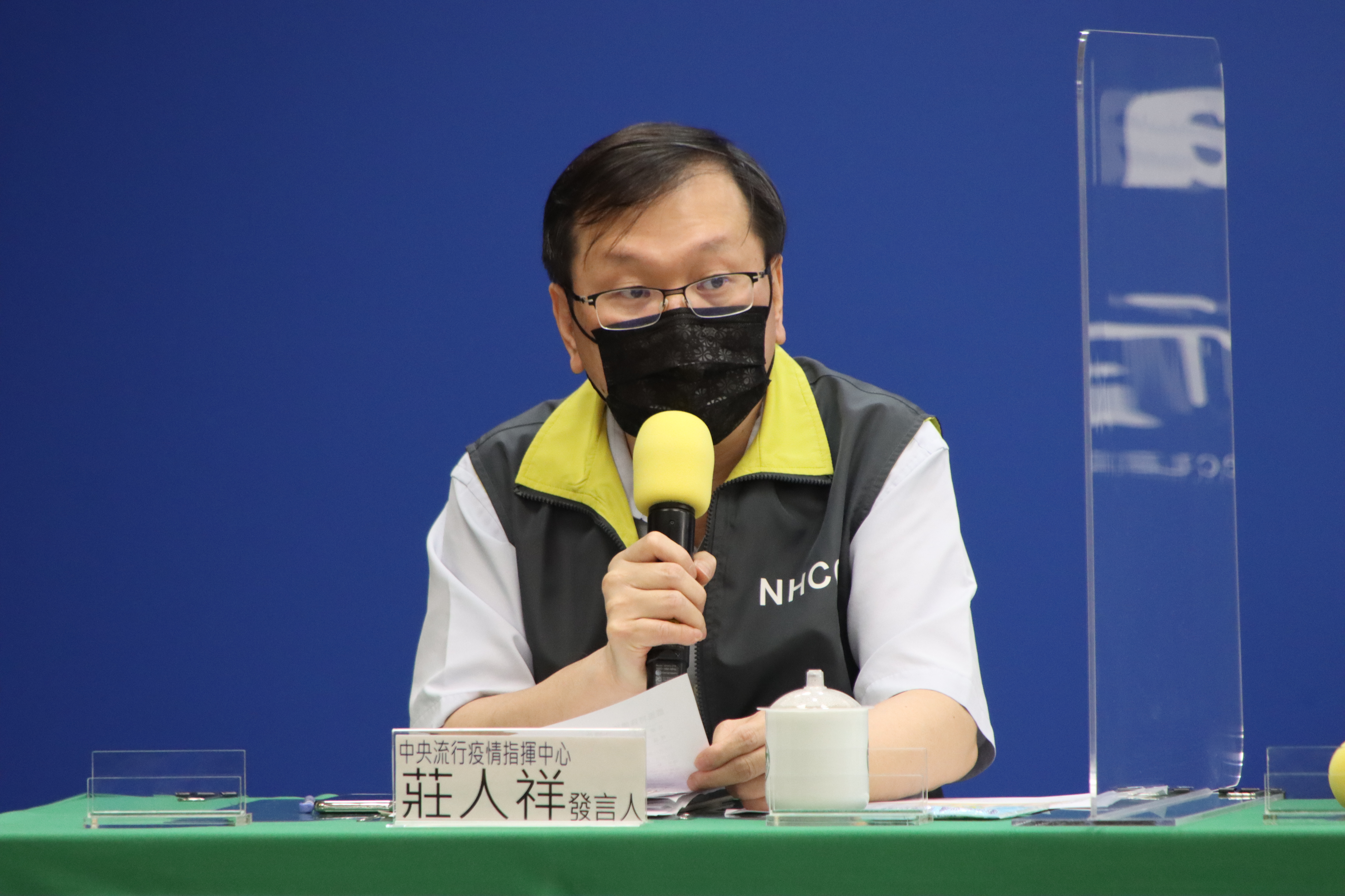 疫情指揮中心發言人莊人祥宣布，符合AZ和莫德納疫苗第二劑接種時程的民眾，可開始預約施打。（指揮中心提供）