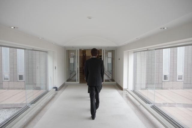 大老闆玩股票賠錢，被迫成為接體員。（示意圖，photoAC）