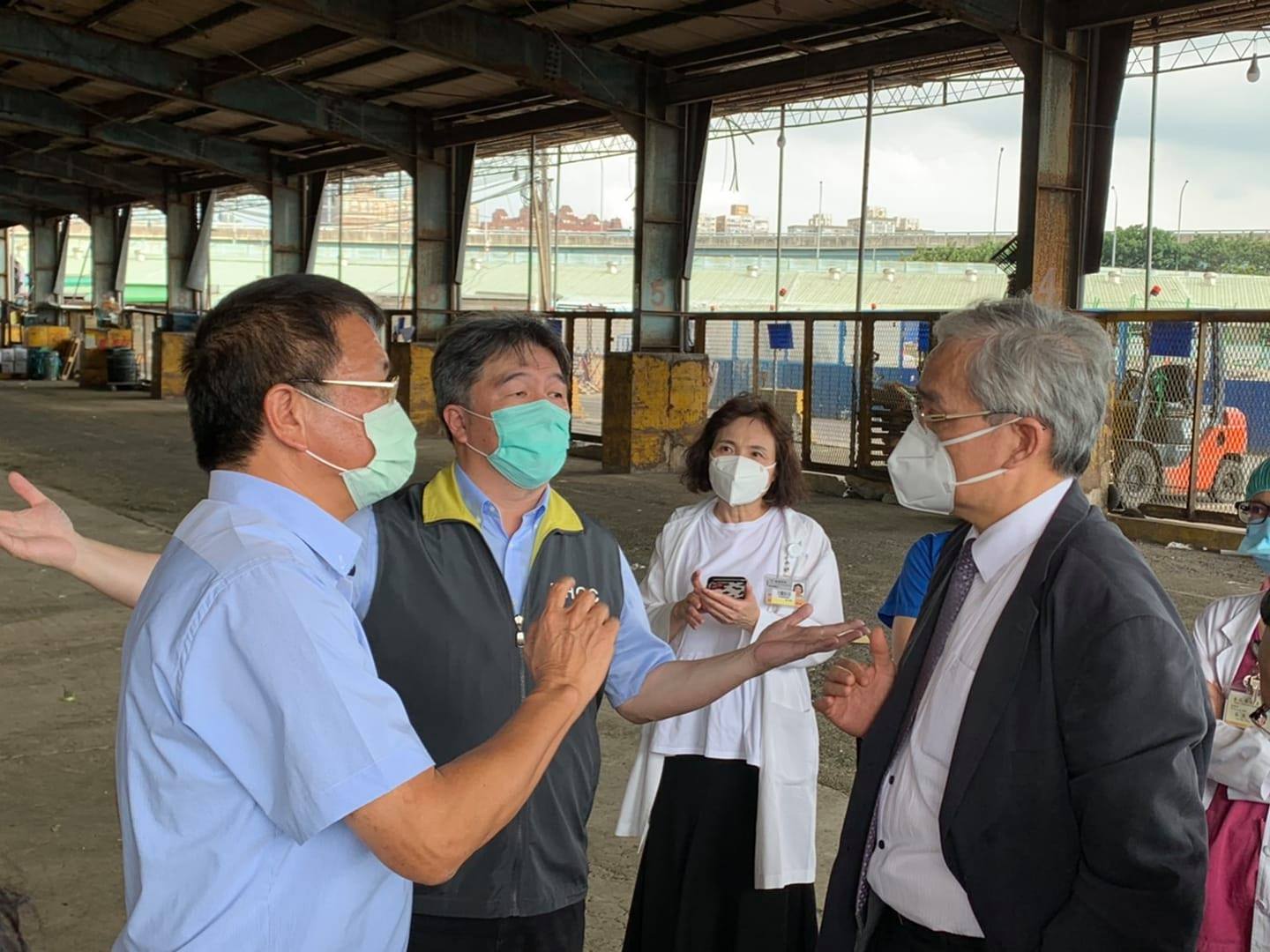 王必勝(左2)代表中央與北市合作,對抗北農與環南市場的群聚感染。(翻攝自王必勝臉書)