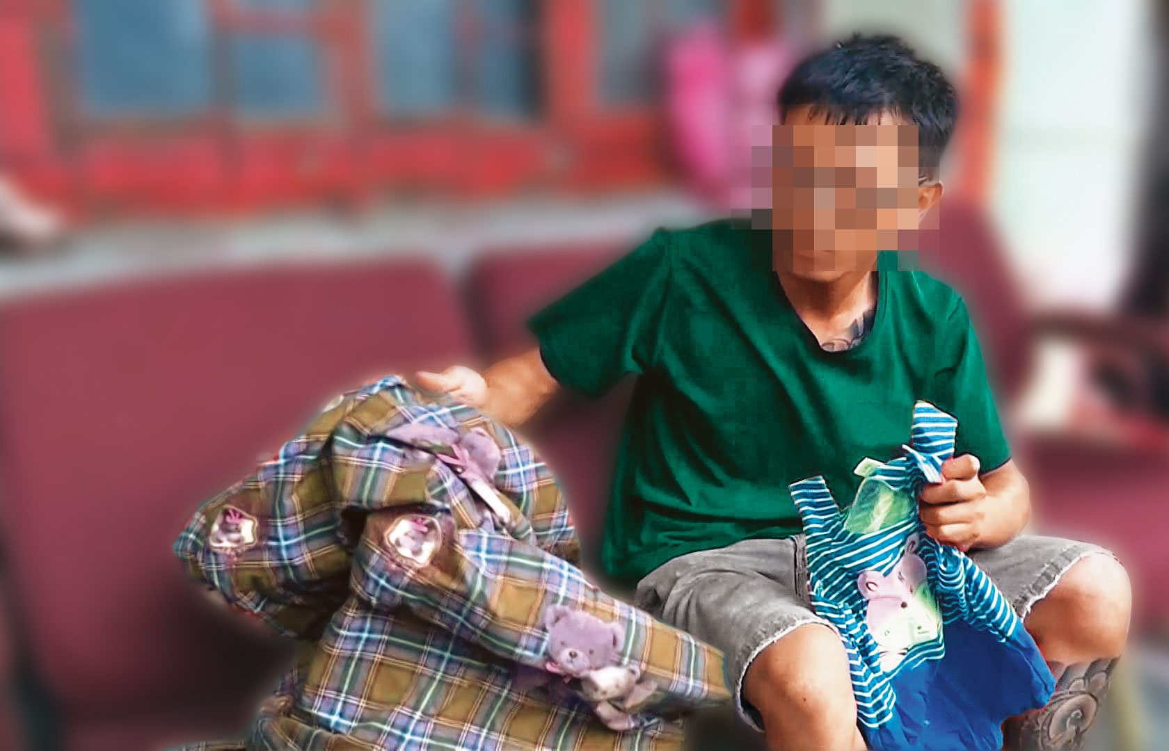 茹茹（化名）的父親拿著女兒的衣物，向媒體哭訴老婆與男網友的惡行。（東森新聞提供，服裝已變色處理）