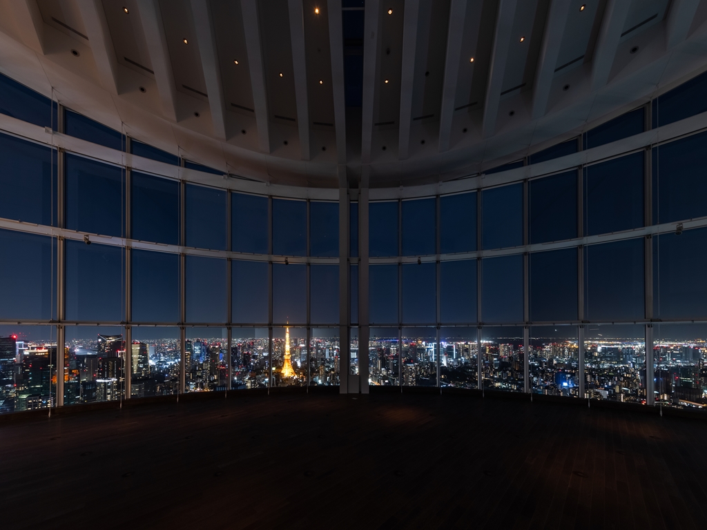 室內展望台「Tokyo City View」夜晚景緻更迷人。（森大廈株式會社提供）