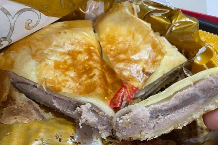 疫情期間無法公開宴客,一對新人仍送出喜餅,卻被親友抱怨「餅皮都掉了」。(翻攝自在臉書社團「爆怨2公社」)