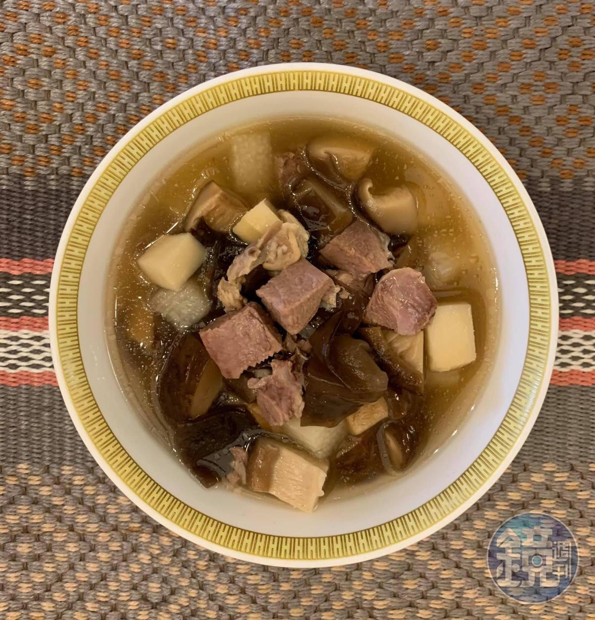 依清朝袁枚的《隨園食單》整治的「羊肉羹」,食材皆成骰子狀。
