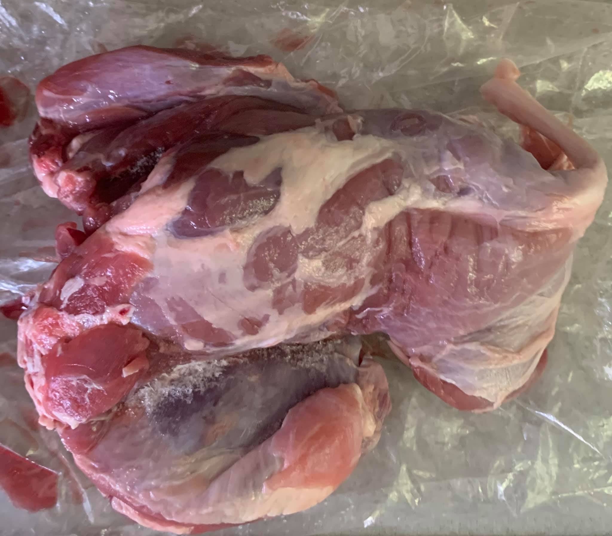 準備羊後腿肉1塊。