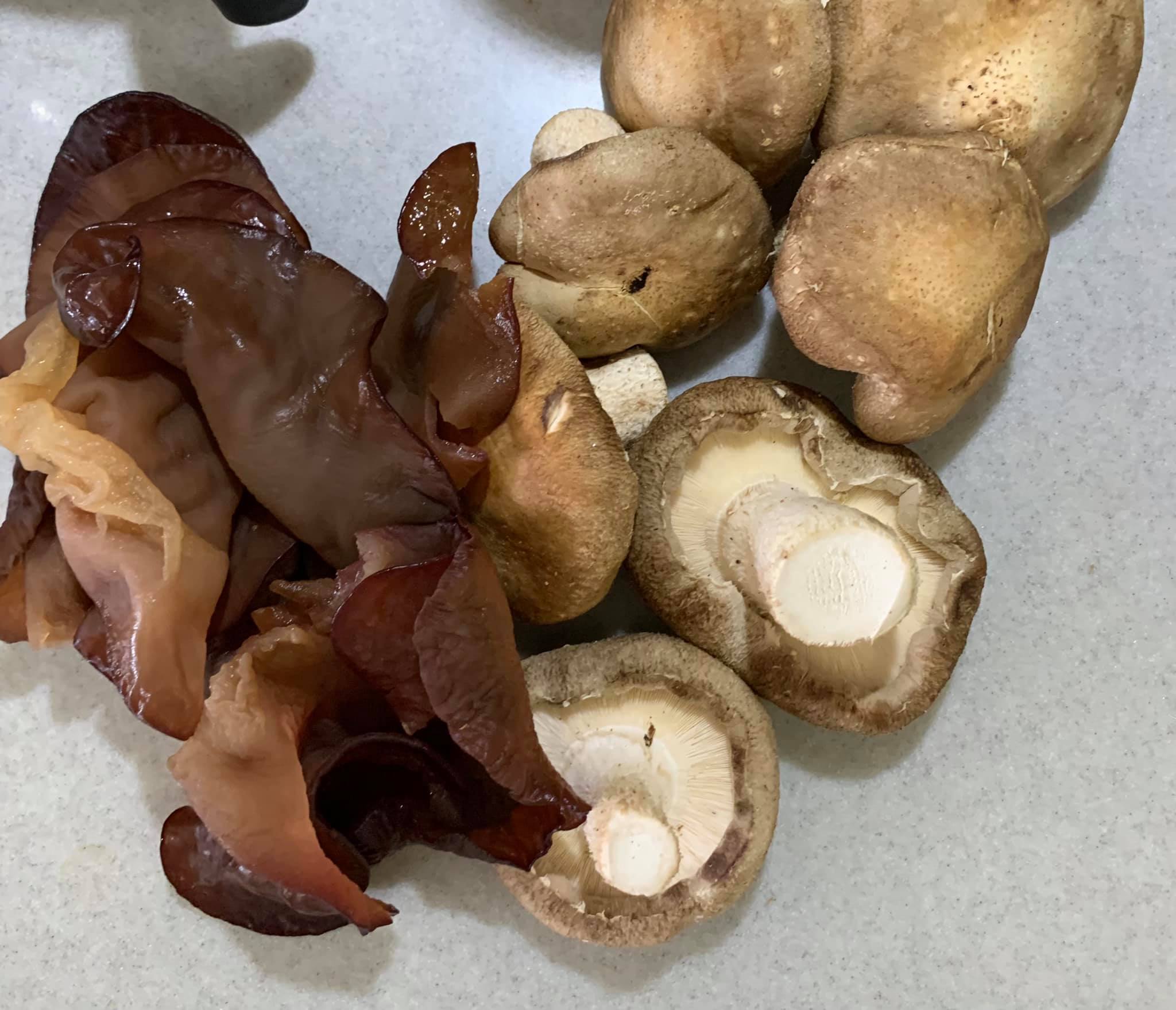 備好新鮮香菇及木耳。