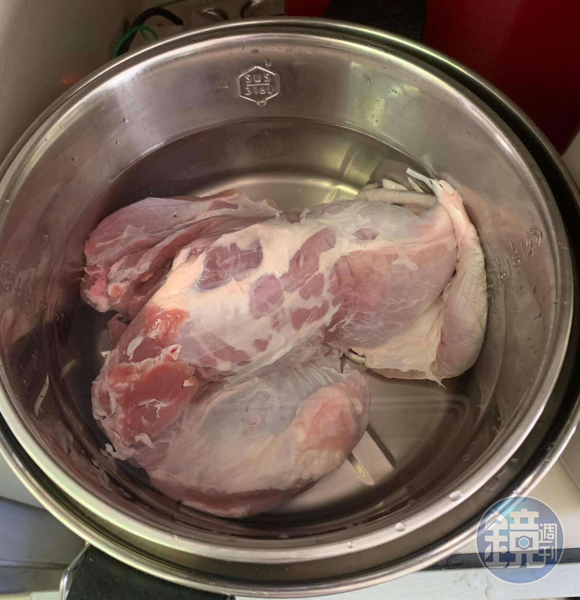 羊後腿肉整塊入電鍋煮熟。