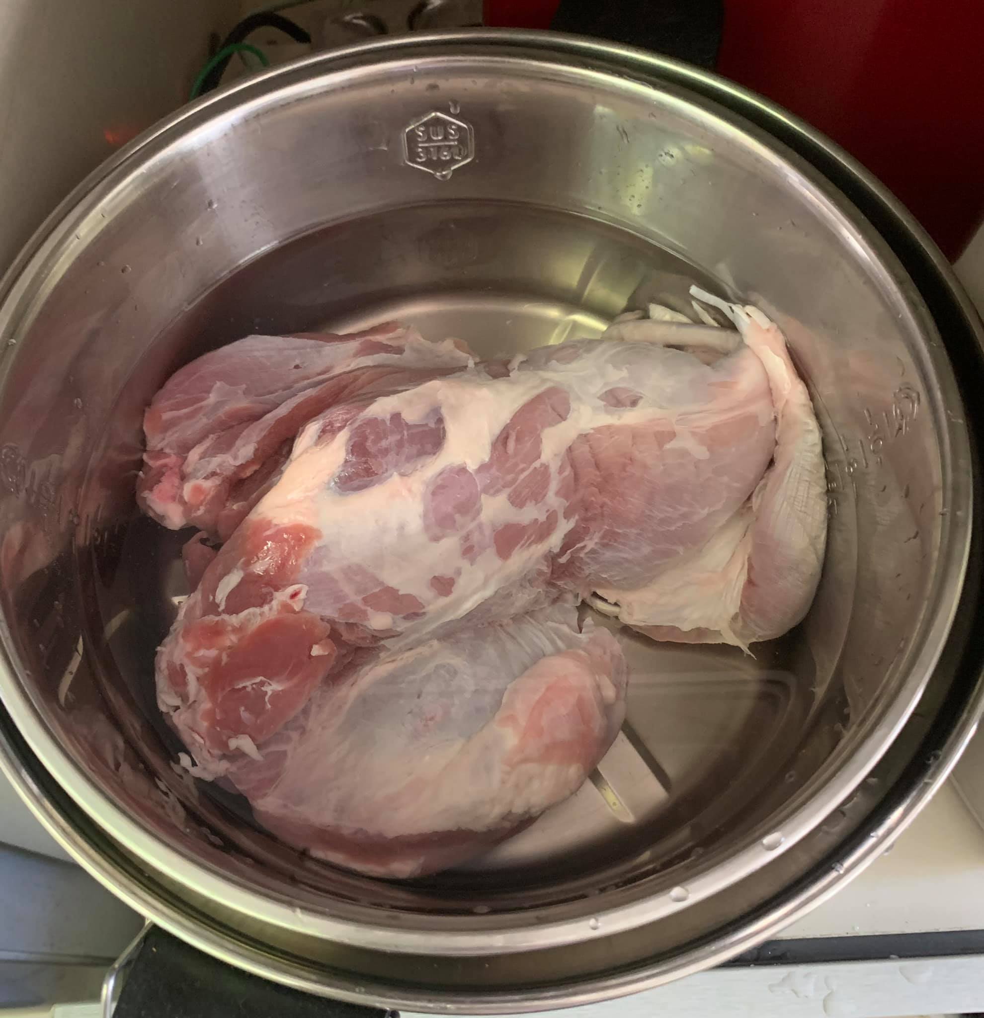 羊後腿肉整塊入電鍋煮熟。