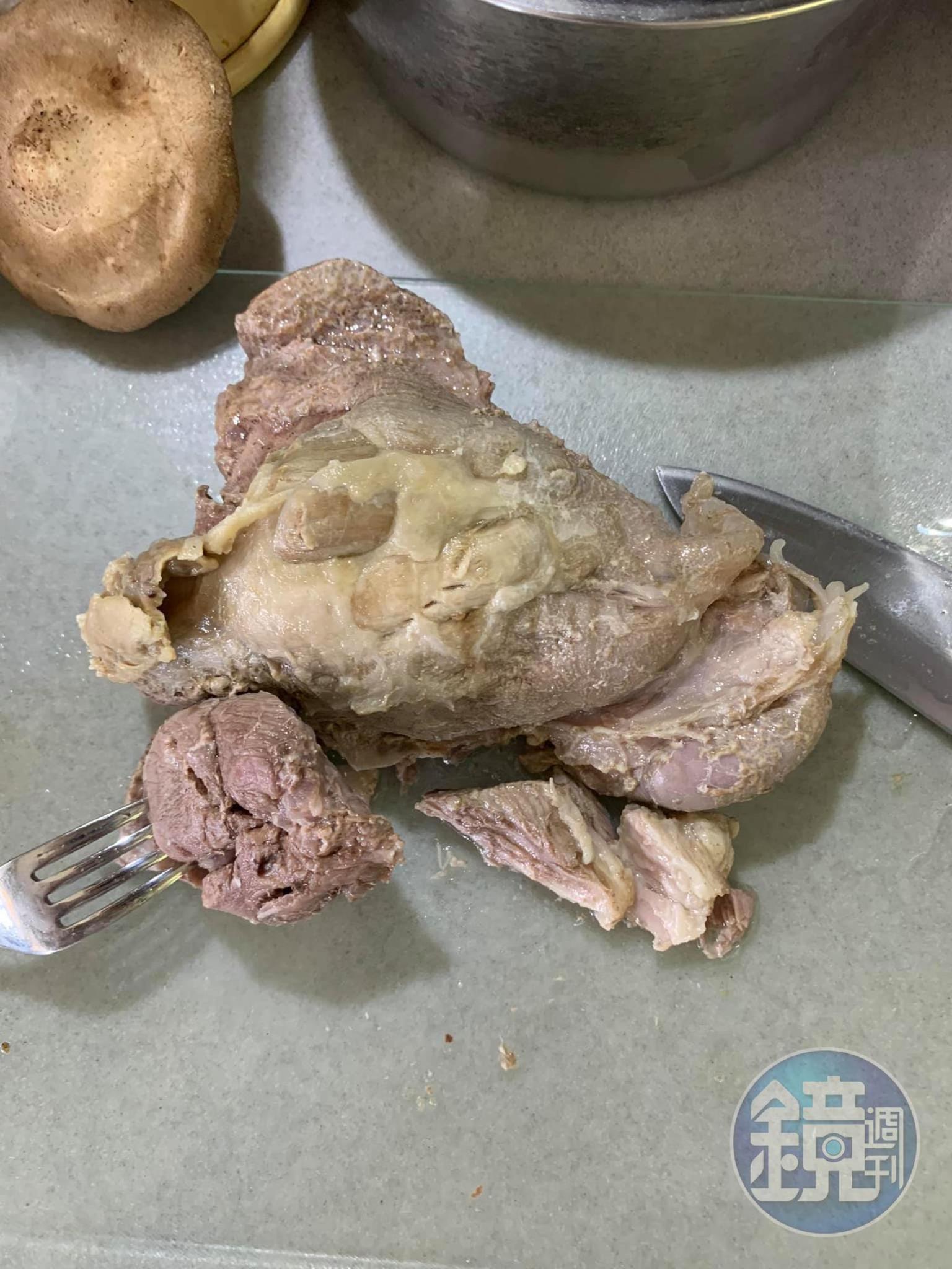 取出熟透的羊肉。
