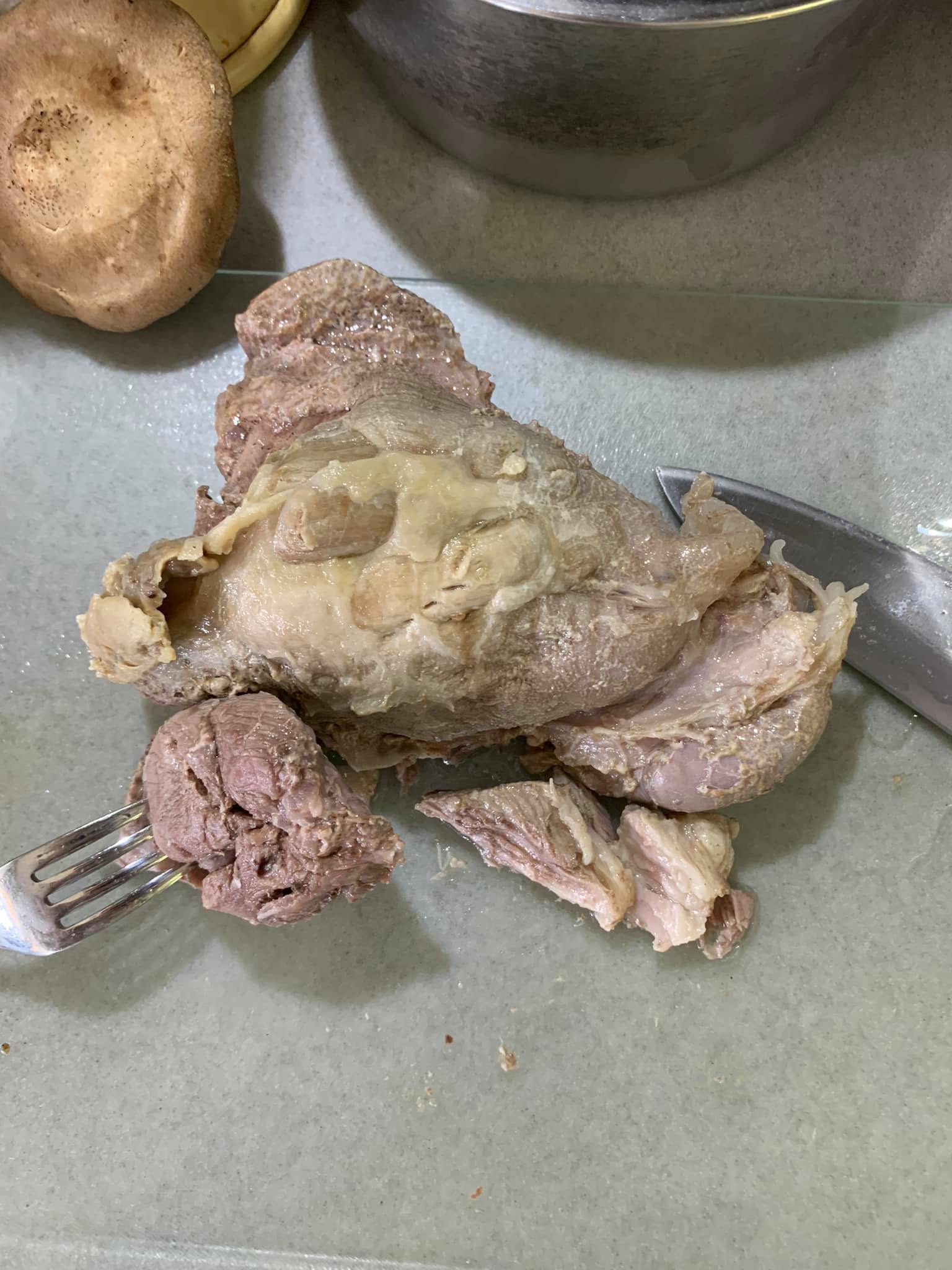 取出熟透的羊肉。
