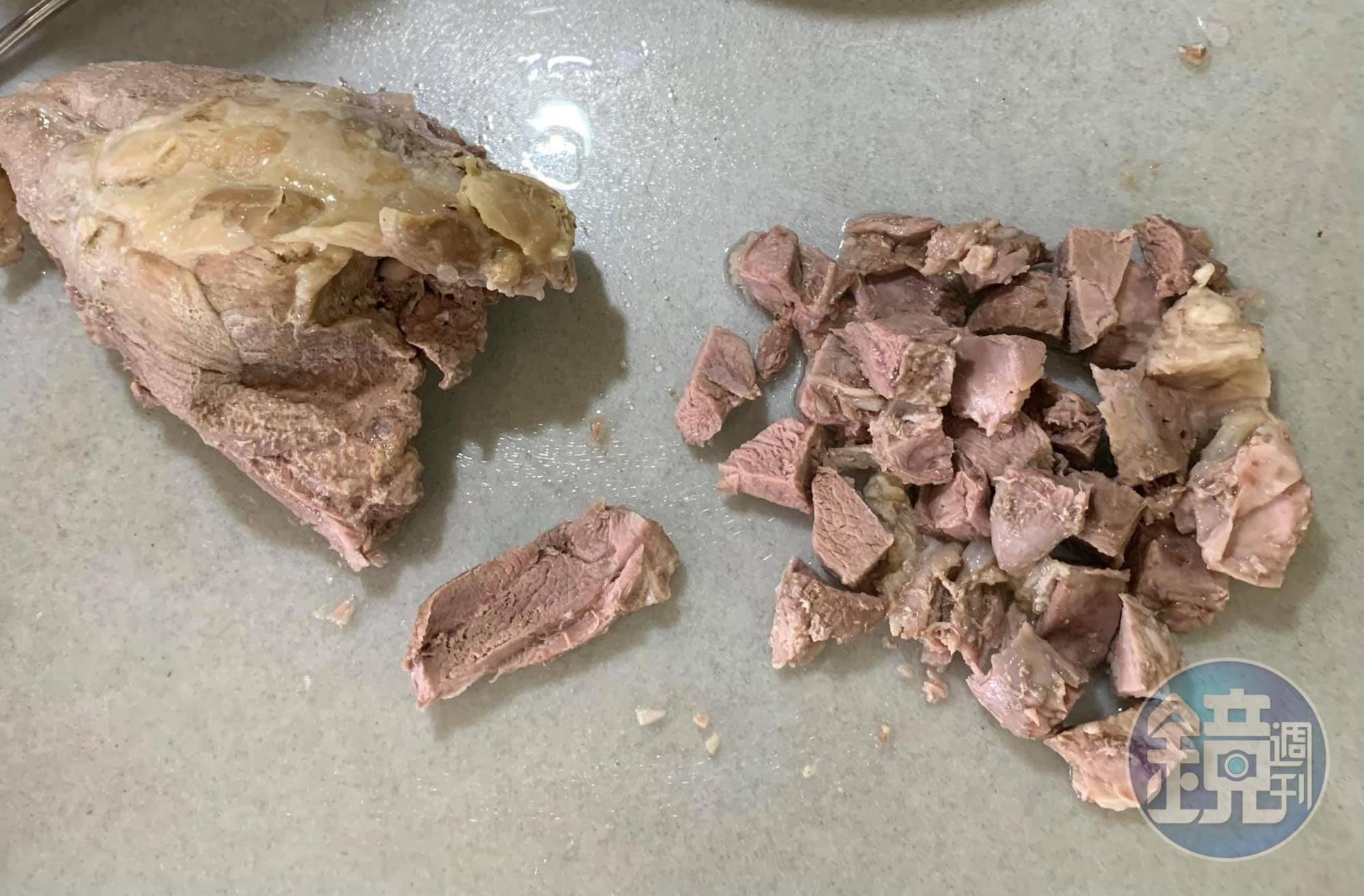 羊後腿肉開始切丁。