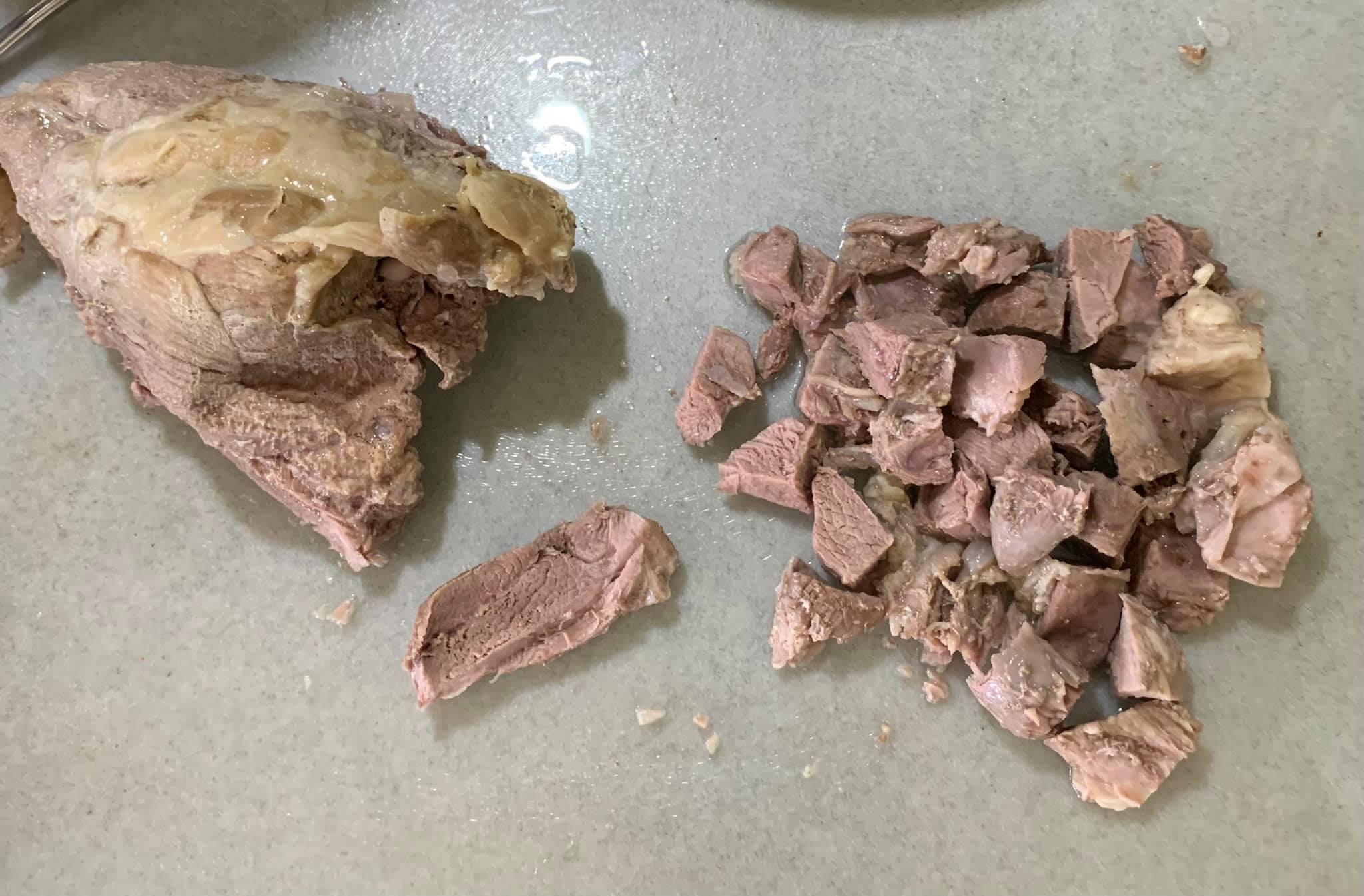 羊後腿肉開始切丁。