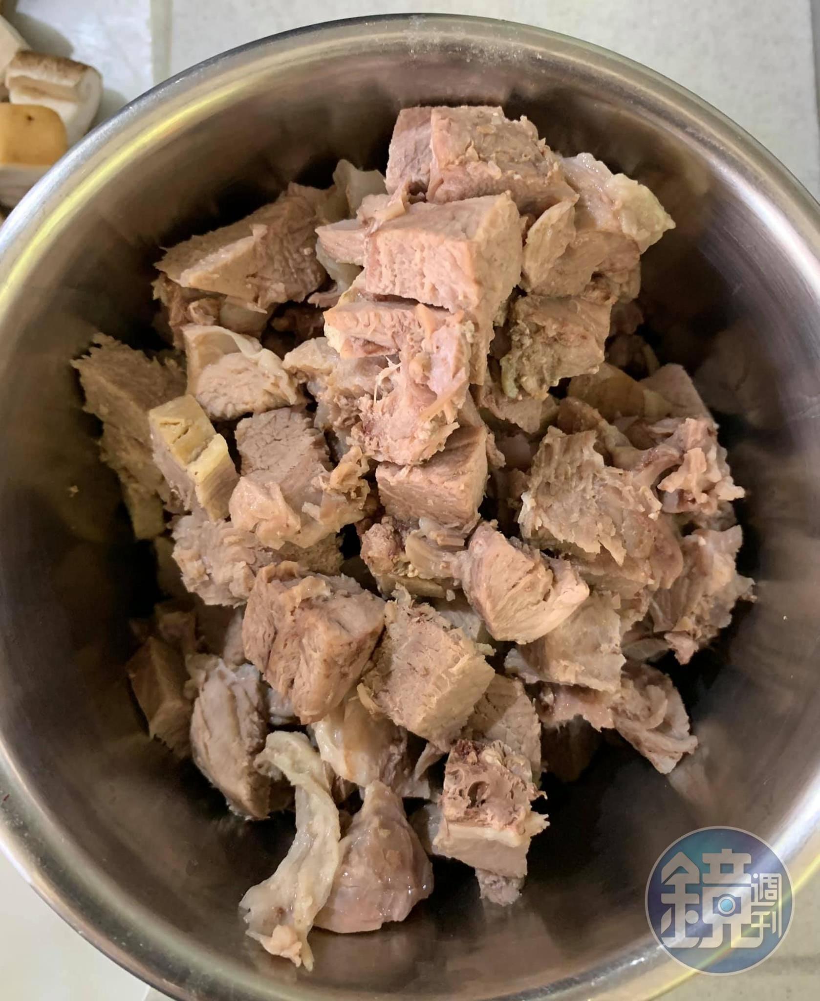 將羊肉全數切成骰子丁。