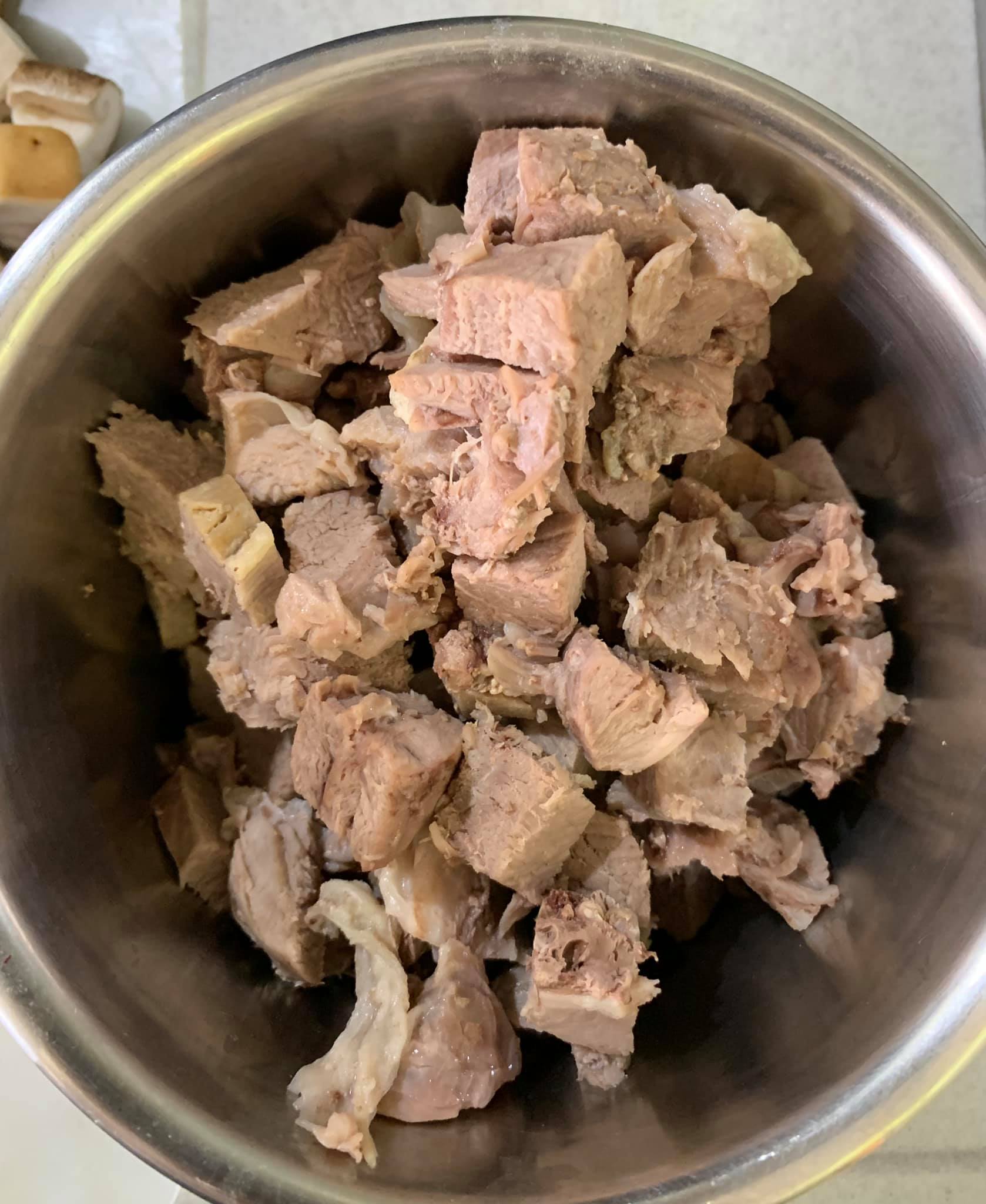將羊肉全數切成骰子丁。