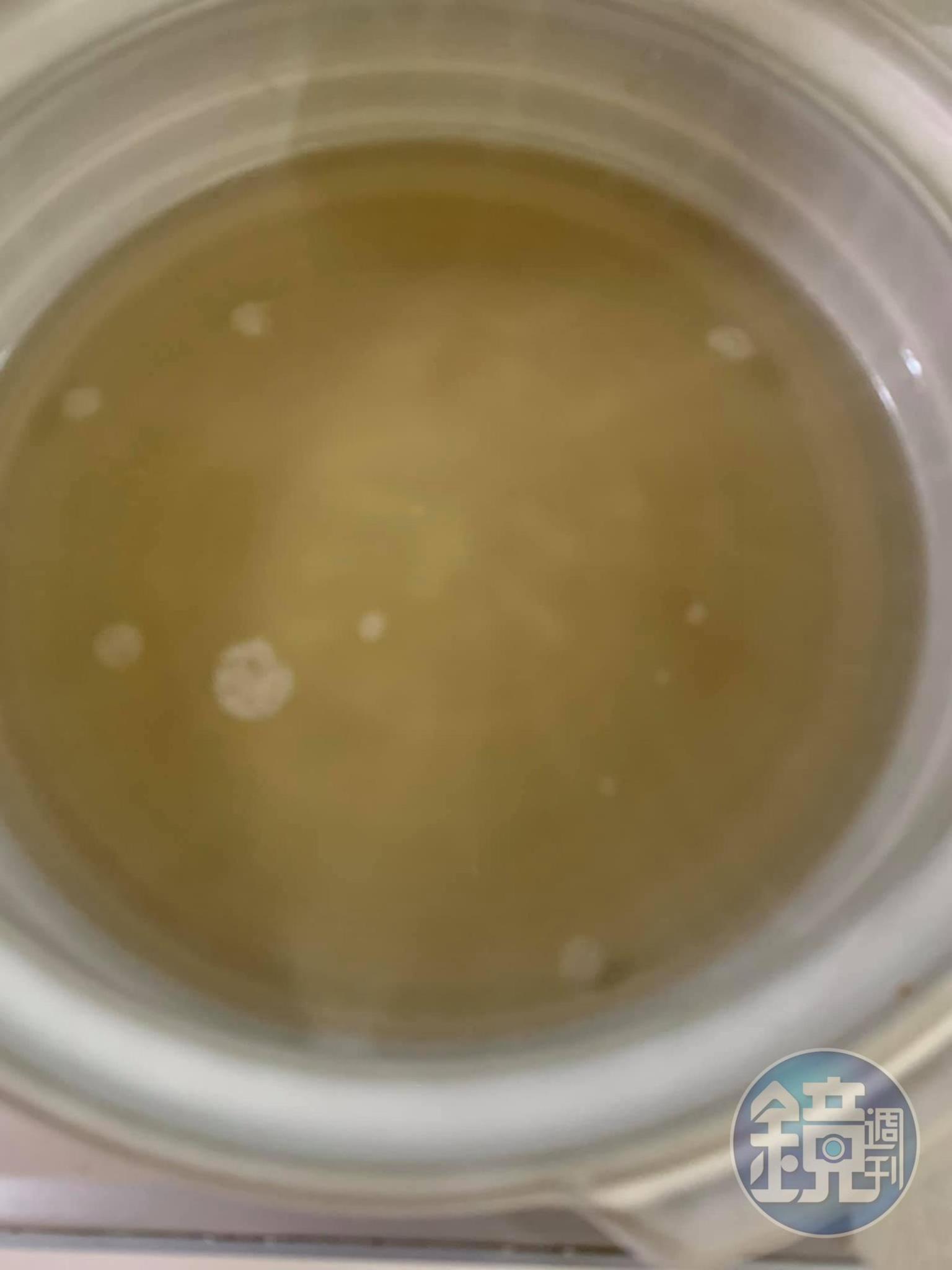 將雞湯放入砂鍋。