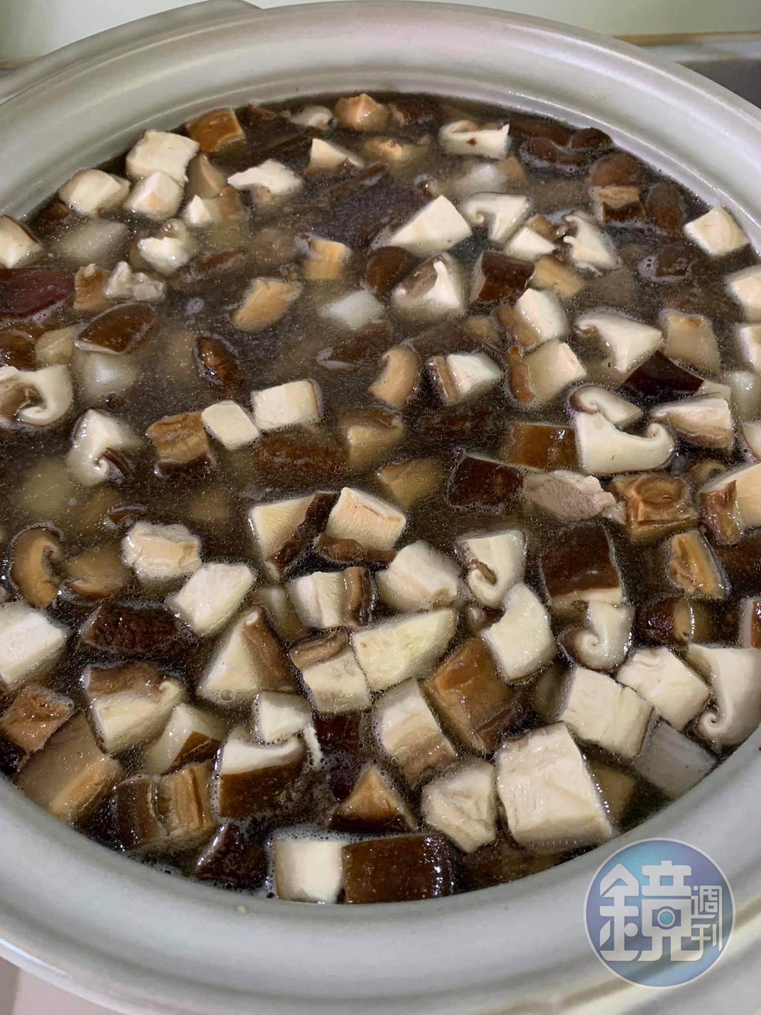 開始煨羊羹。