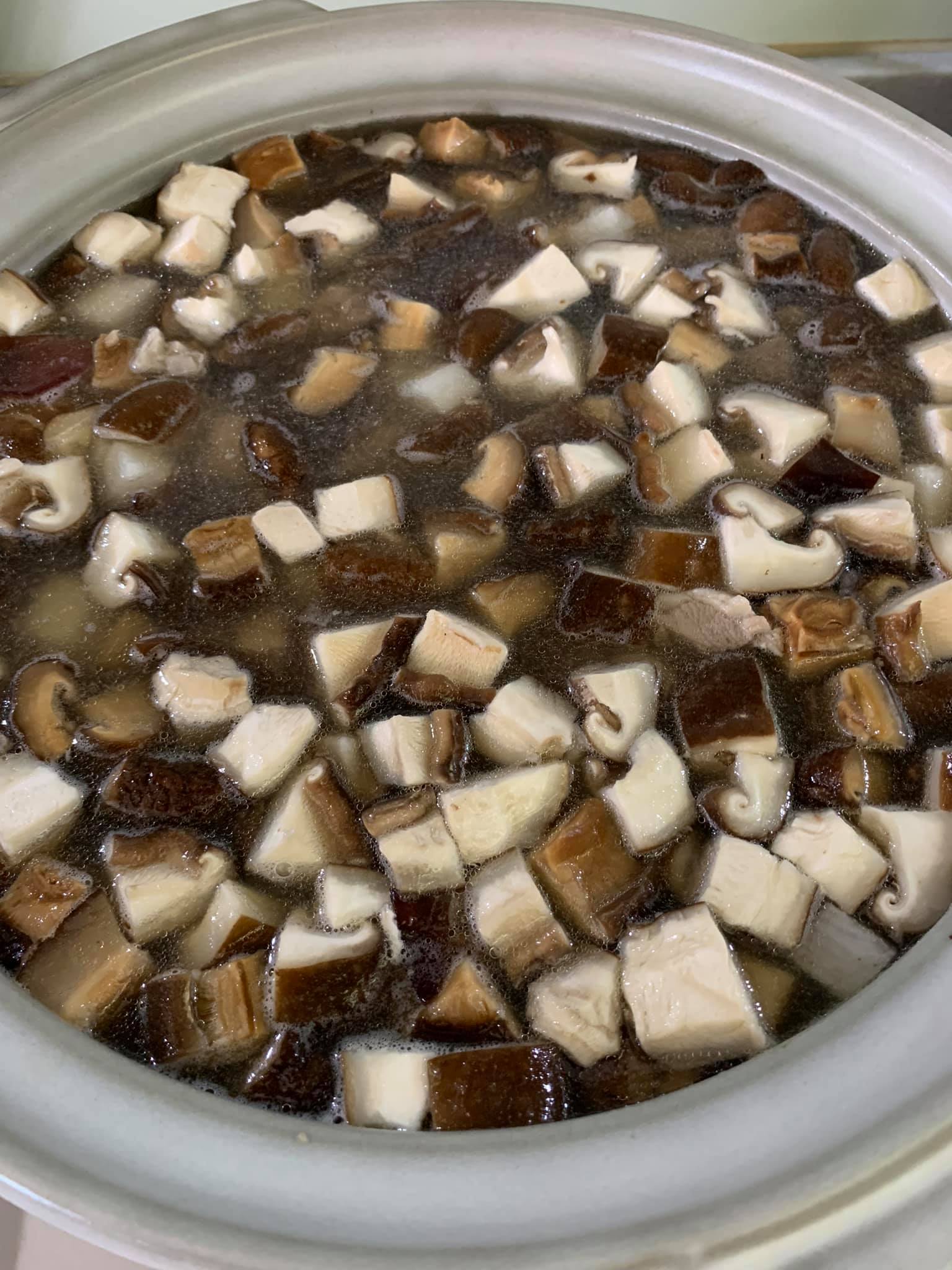 開始煨羊羹。