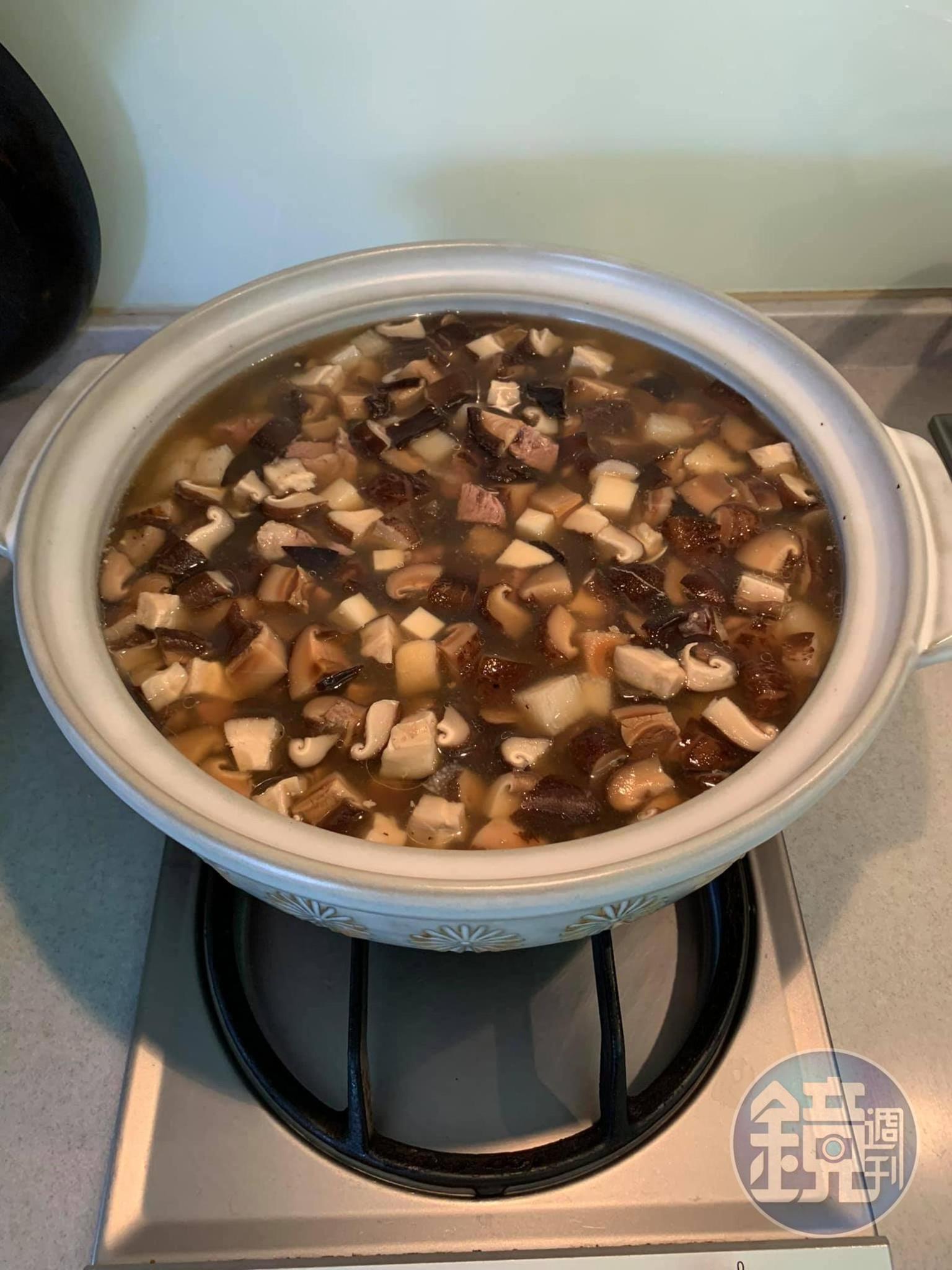 煨煮1小時後,湯色依舊清澈。