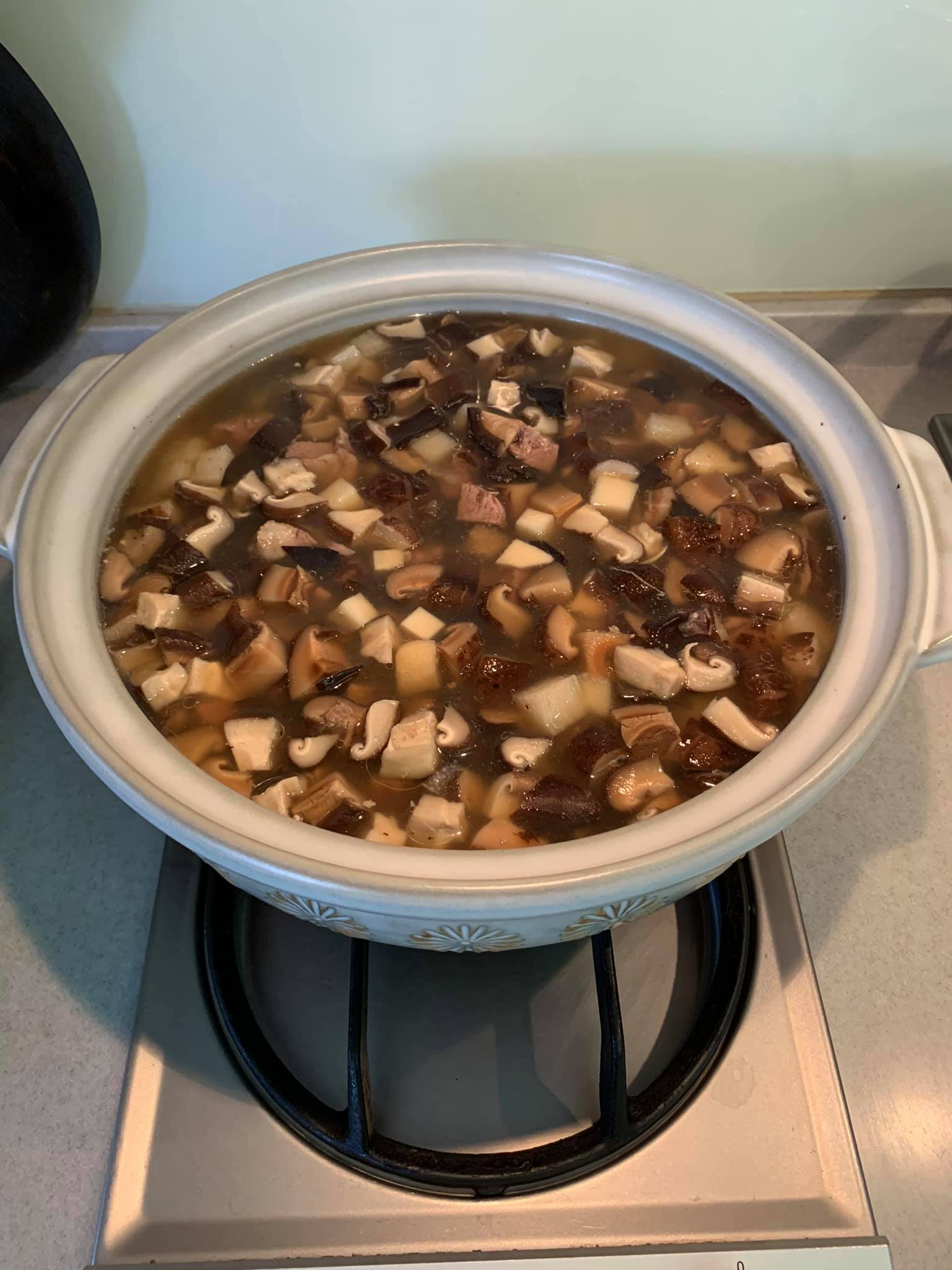 煨煮1小時後，湯色依舊清澈。