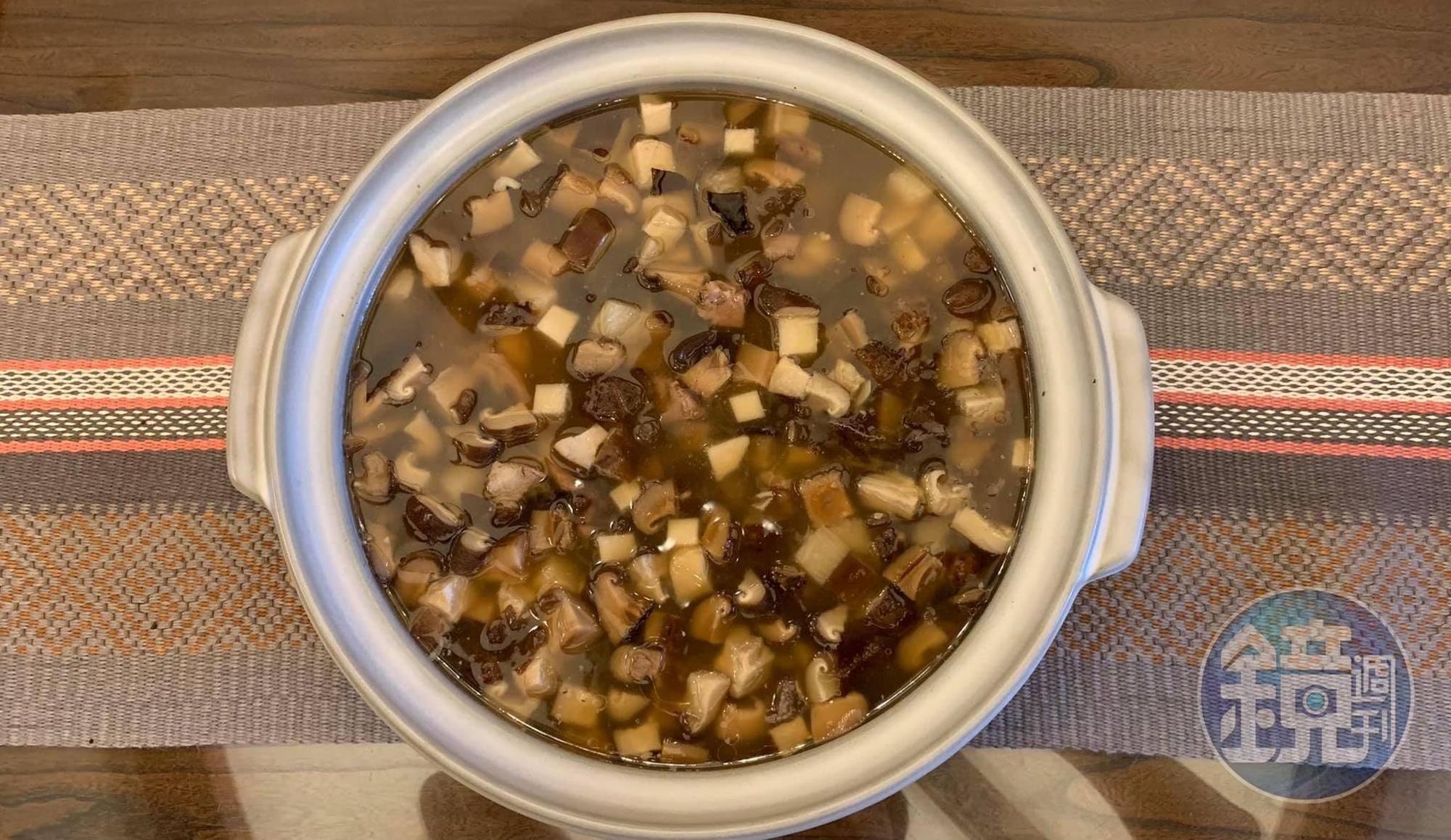 羊肉羹上桌,湯清美味。