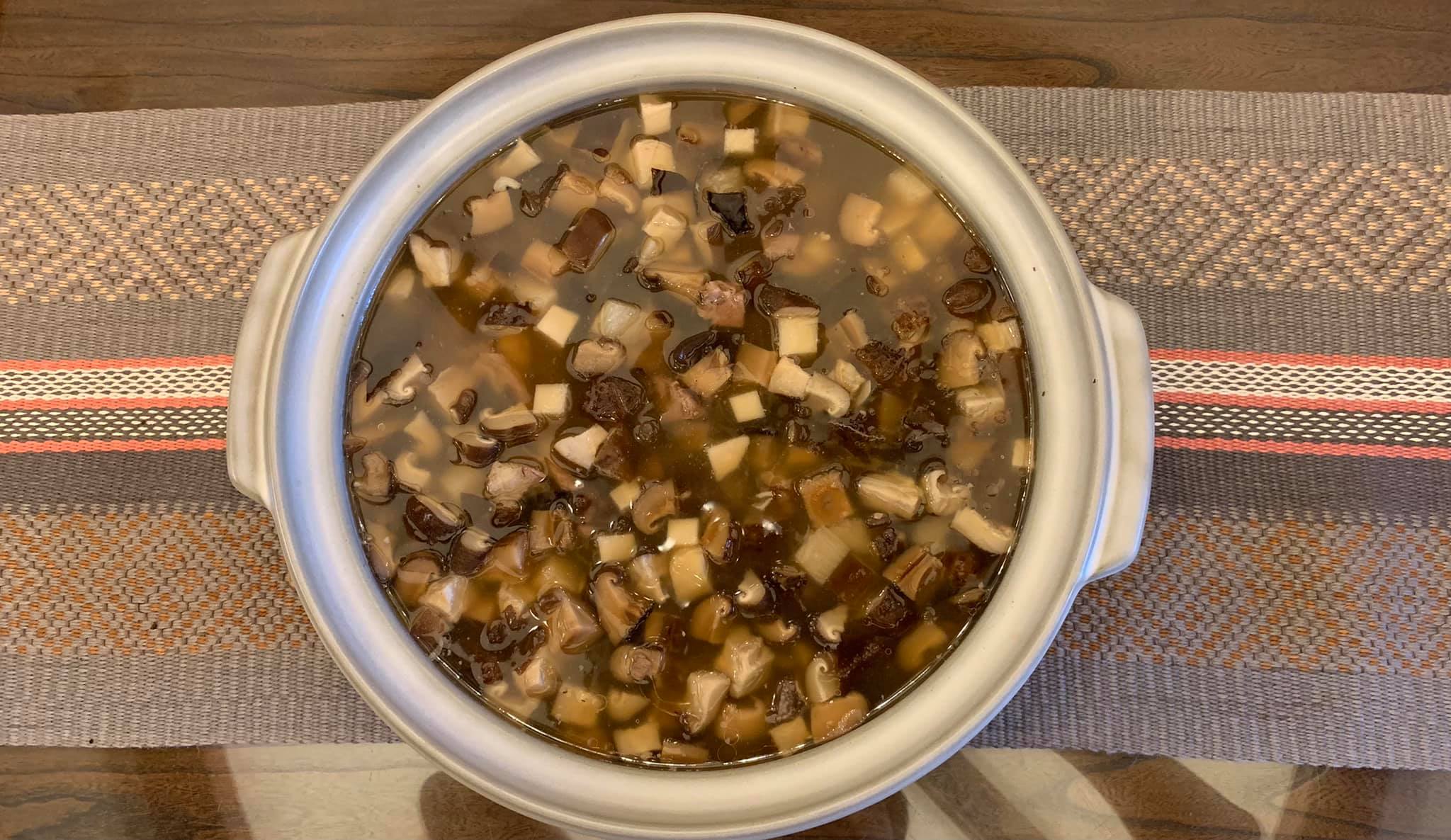 羊肉羹上桌，湯清美味。