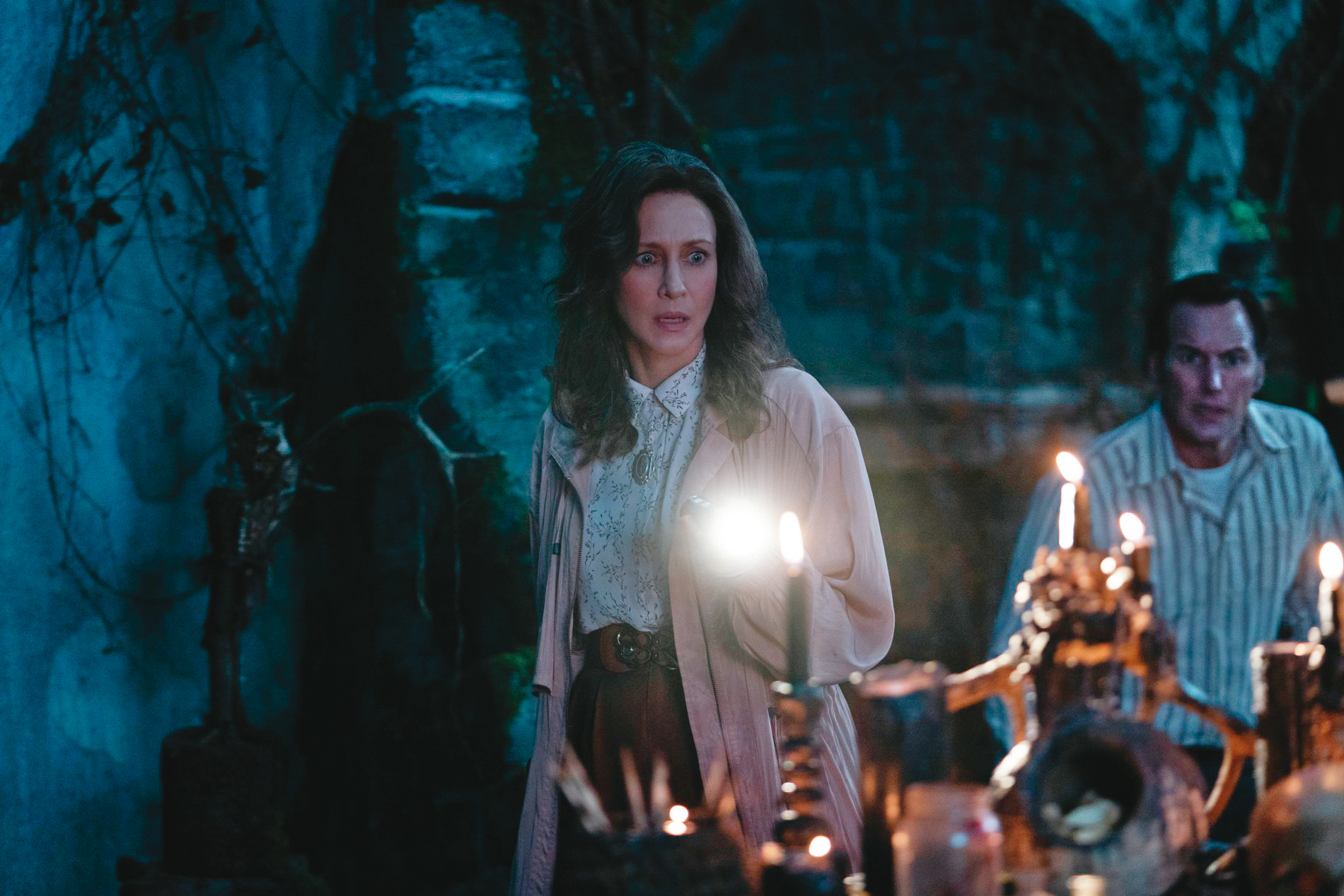 華倫夫妻要為被惡魔附身而犯下謀殺案的男子脫罪，為他奔走之際自己反而身陷險境。（翻攝自sfreporter.com）