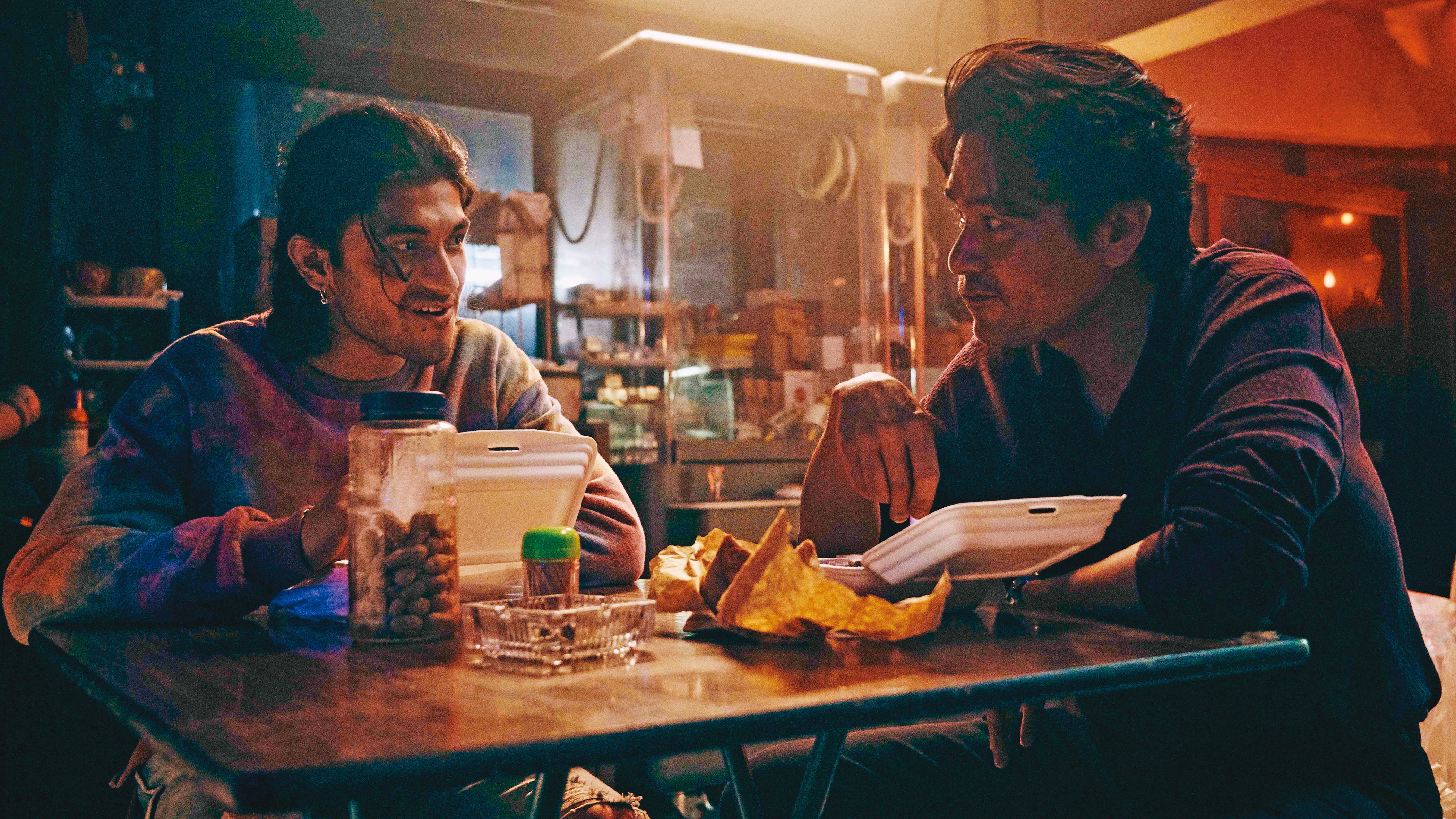 華籍英軍和南亞港人從互不相識到相濡以沫，電影從邊緣人視角拍出快絕跡的港味。（CATCHPLAY提供）