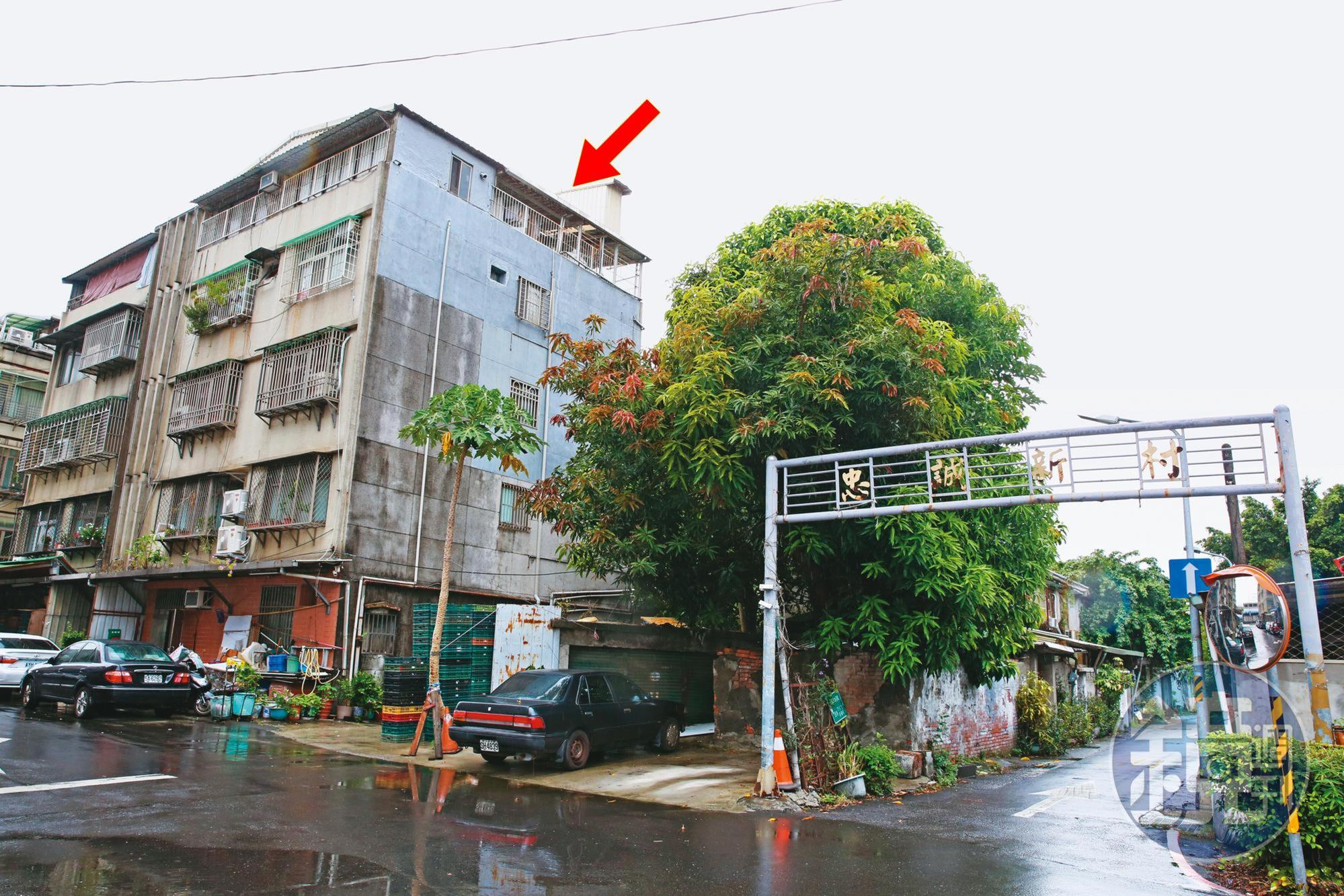 即將進行都更的忠誠新村,未將一旁的16戶老公寓(箭頭處)納入。
