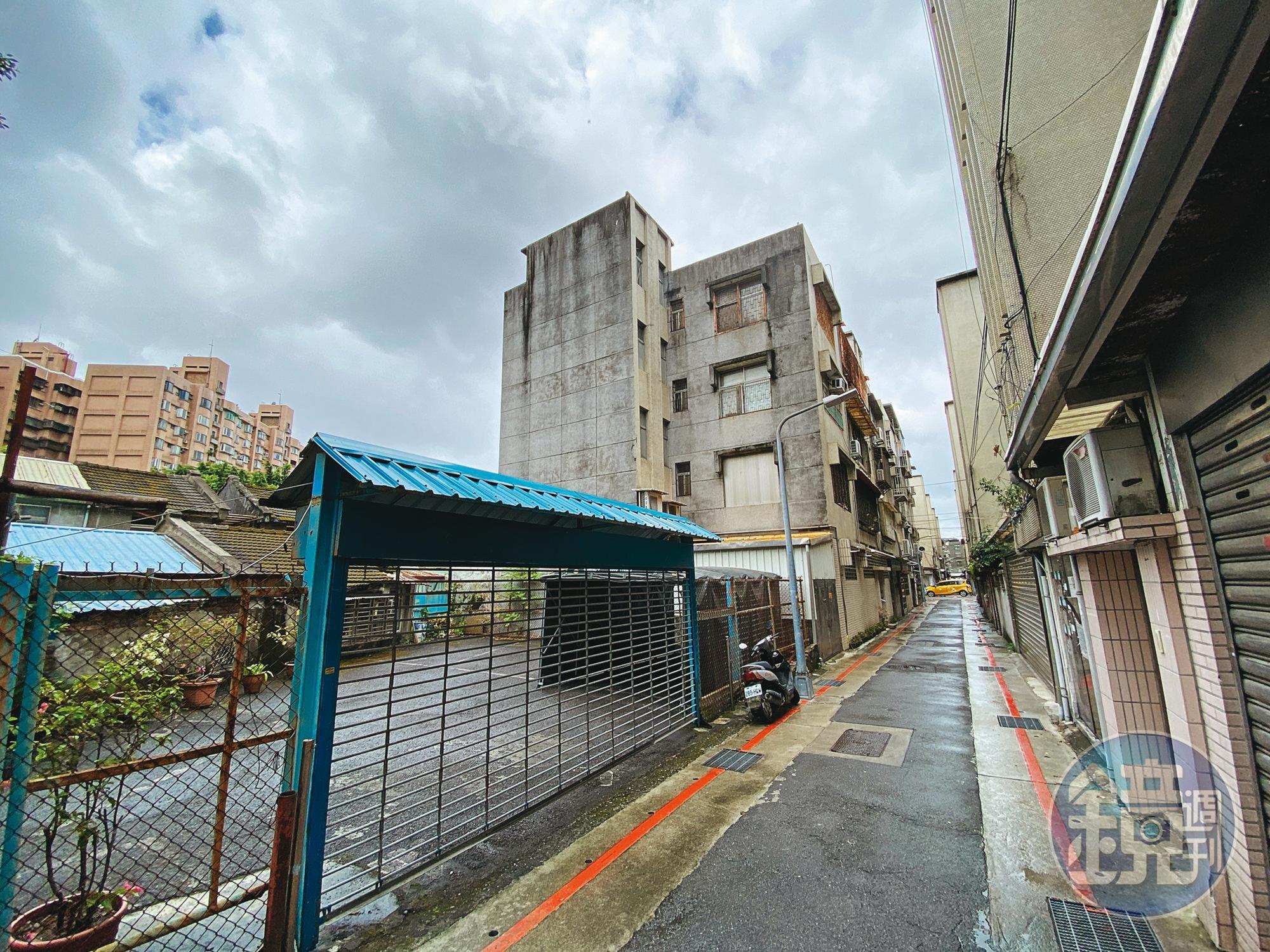 原本是停車場的畸零地被巧洋建設買走後,右方的16戶公寓基地因未滿300坪,難以自辦都更。