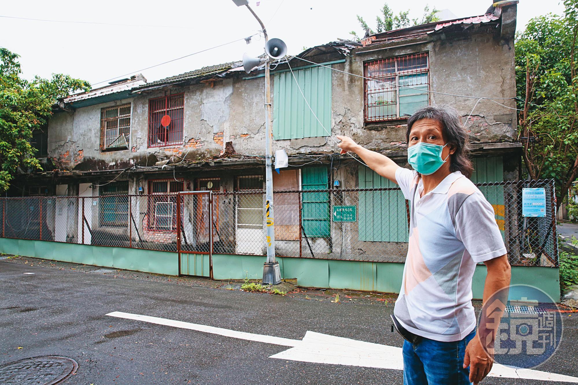 在忠誠新村旁住了近50年的王先生,指著即將都更的忠誠新村,希望自己的家也能納入都更。