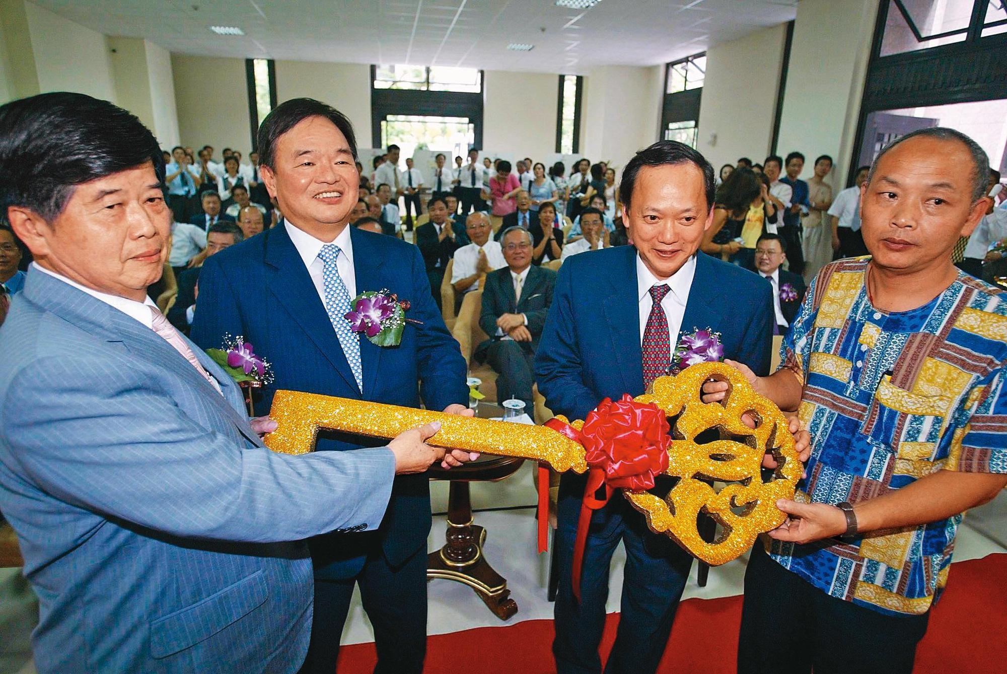主導忠誠新村都更的巧洋建設董事長張敏雄(左)2005年與元利建設董事長林敏雄(左2)聯手都更,與當時台北市副市長葉金川(右2)合影。(聯合知識庫)