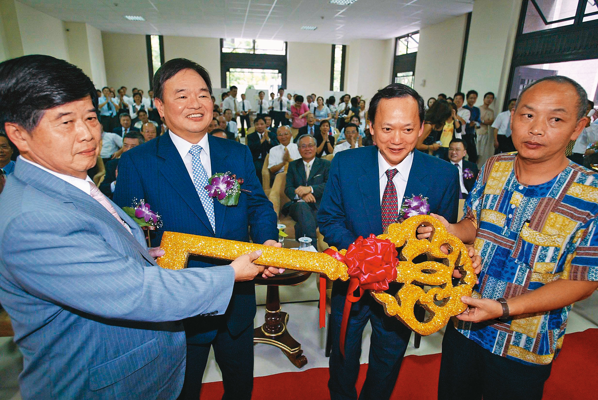 主導忠誠新村都更的巧洋建設董事長張敏雄（左）2005年與元利建設董事長林敏雄（左2）聯手都更，與當時台北市副市長葉金川（右2）合影。（聯合知識庫）