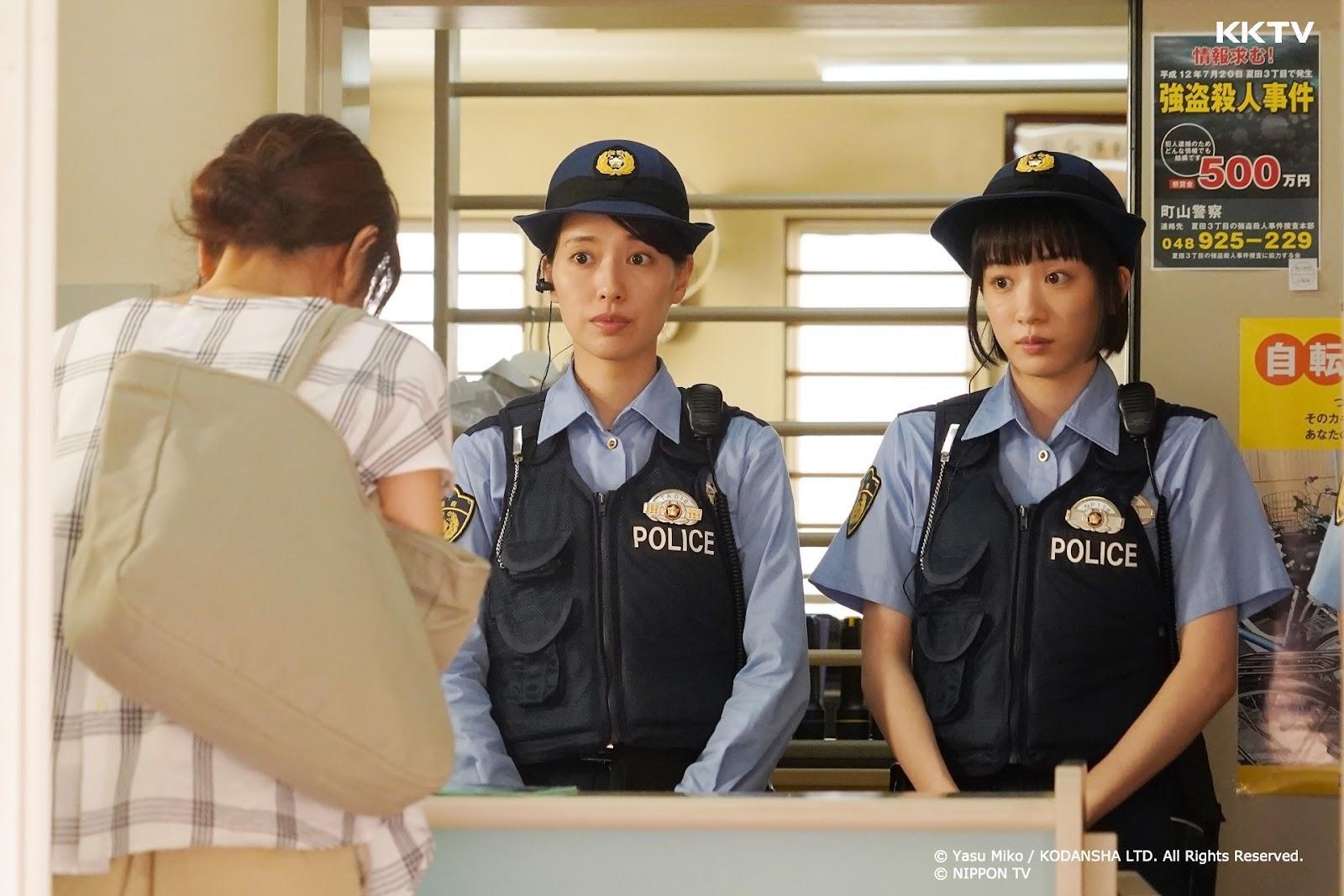 戶田惠梨香(左)和永野芽郁在《秘密內幕-女警的反擊-》搭檔於派出所幫助小市民,故事詼諧有趣。(KKTV提供)