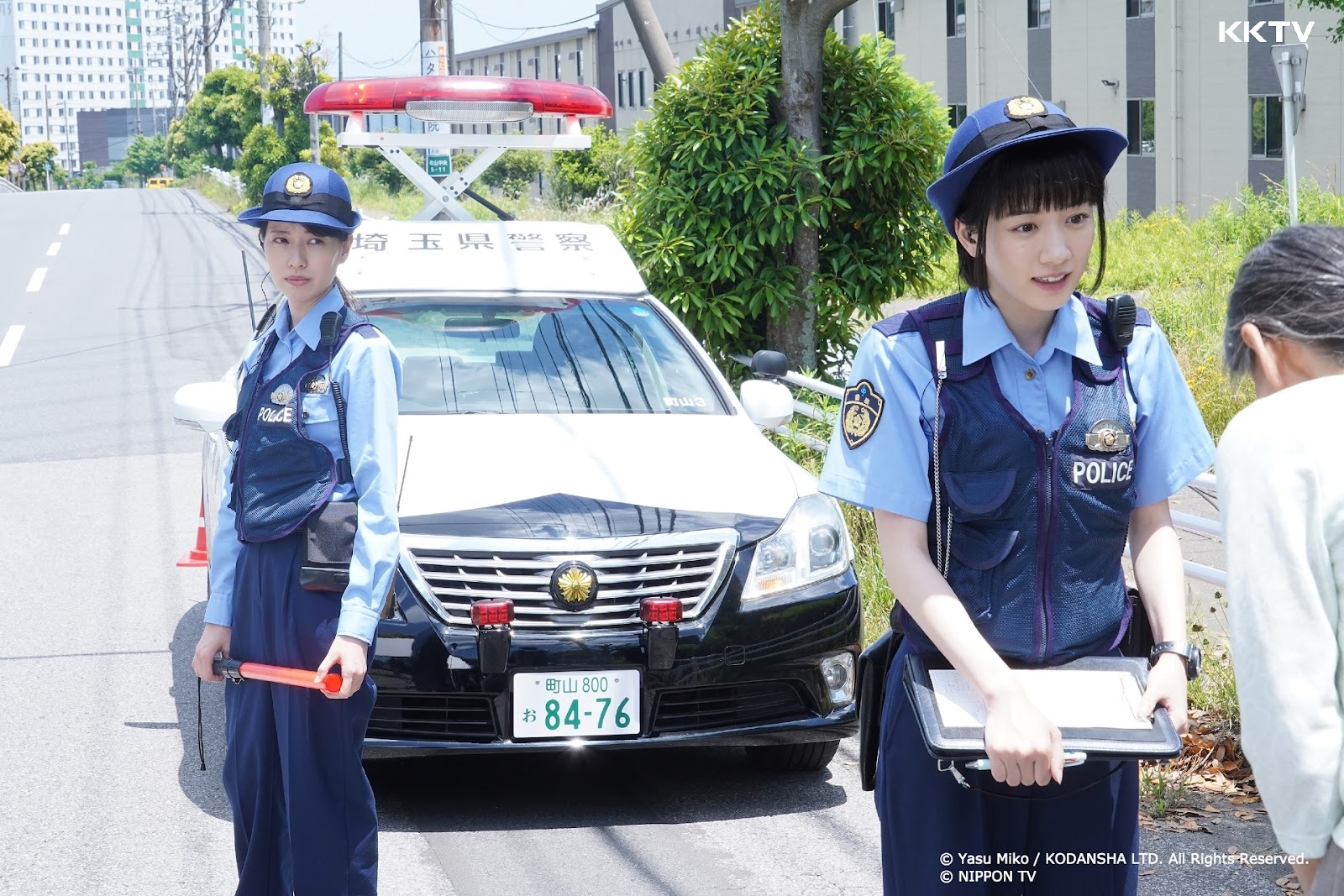 永野芽郁(右)努力想完成女警的工作任務,卻經常遇上事與願違的情形,戶田惠梨香都看在眼裡。(KKTV提供)