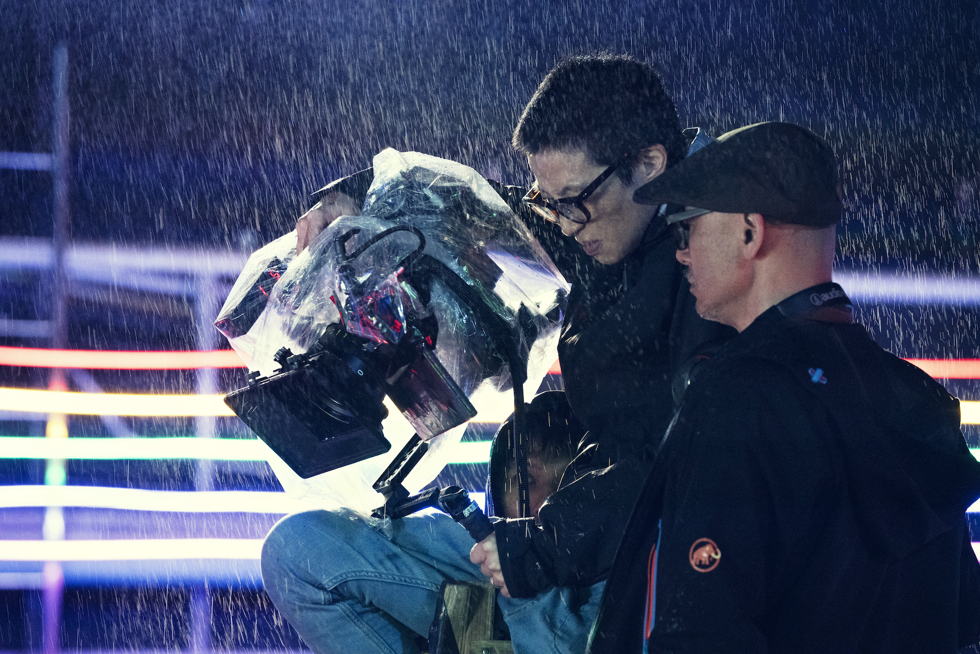 余靜萍（左）與導演陳宏一（右）是長期工作夥伴，情同家人。（紅色制作所提供）