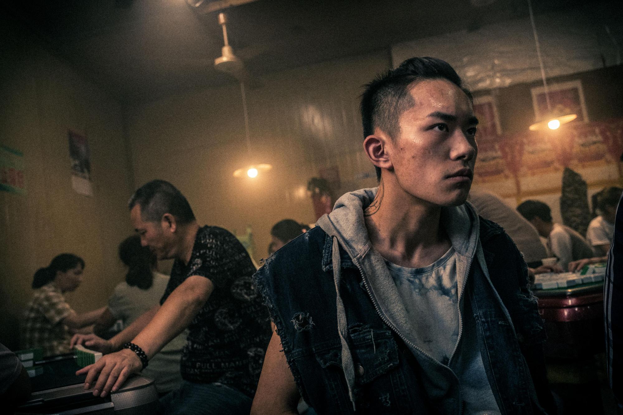 余靜萍拍《少年的你》時以手持攝影機呈現角色的不安定感，右為男主角易烊千璽。（甲上娛樂提供）