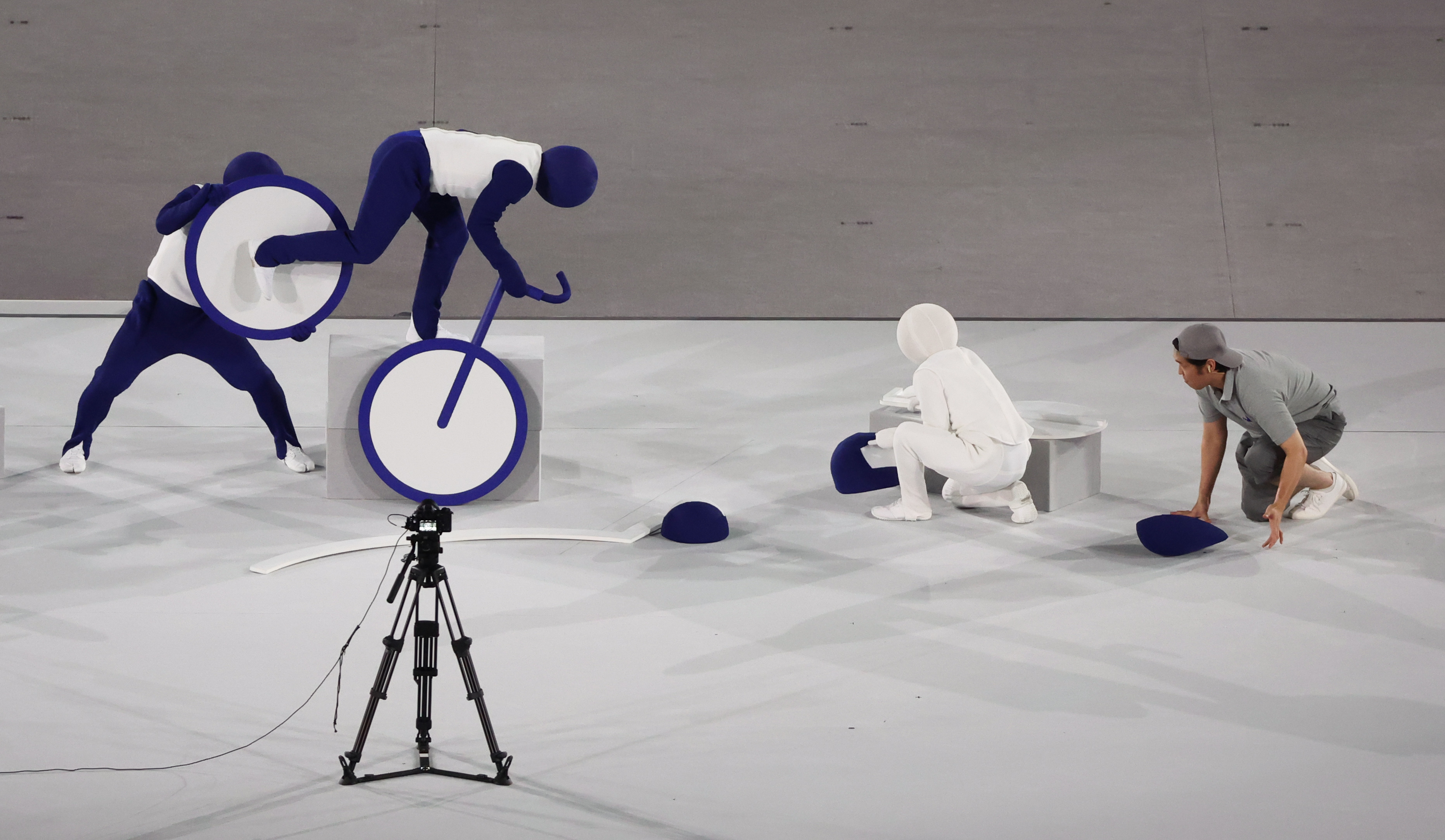 東奧開幕一段秀出奧運50種運動項目圖標的表演，像極日本老牌節目《超級變變變》。（東方IC）