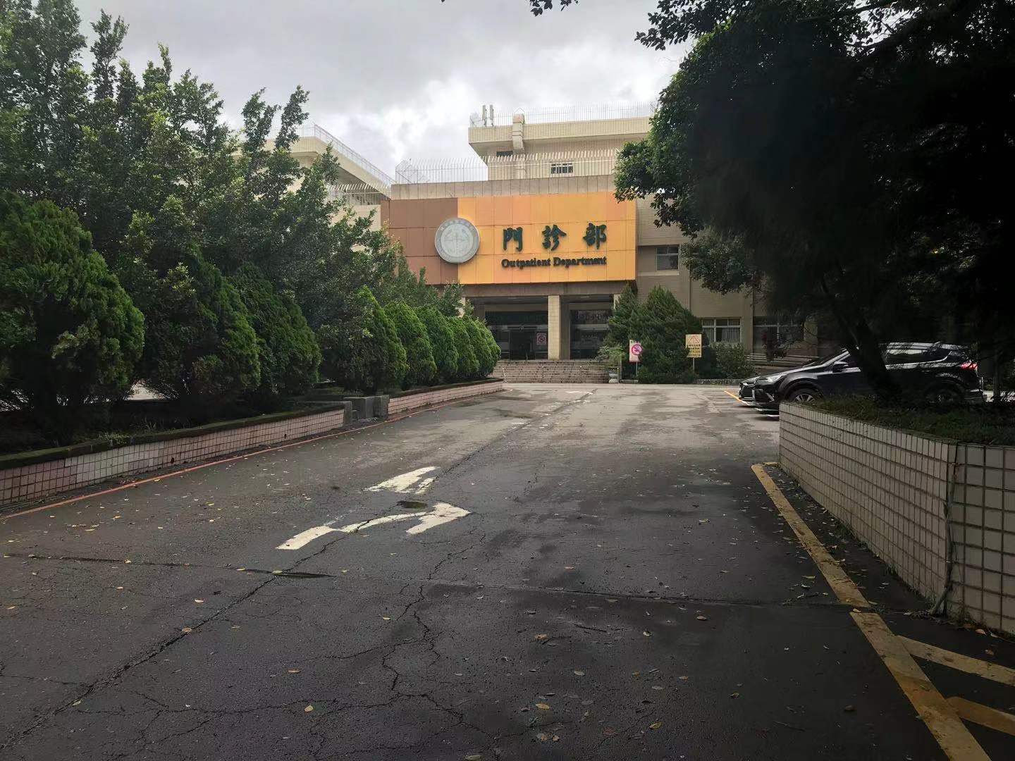 804醫院放任非法人力仲介公司在院區內攬客。（讀者提供）